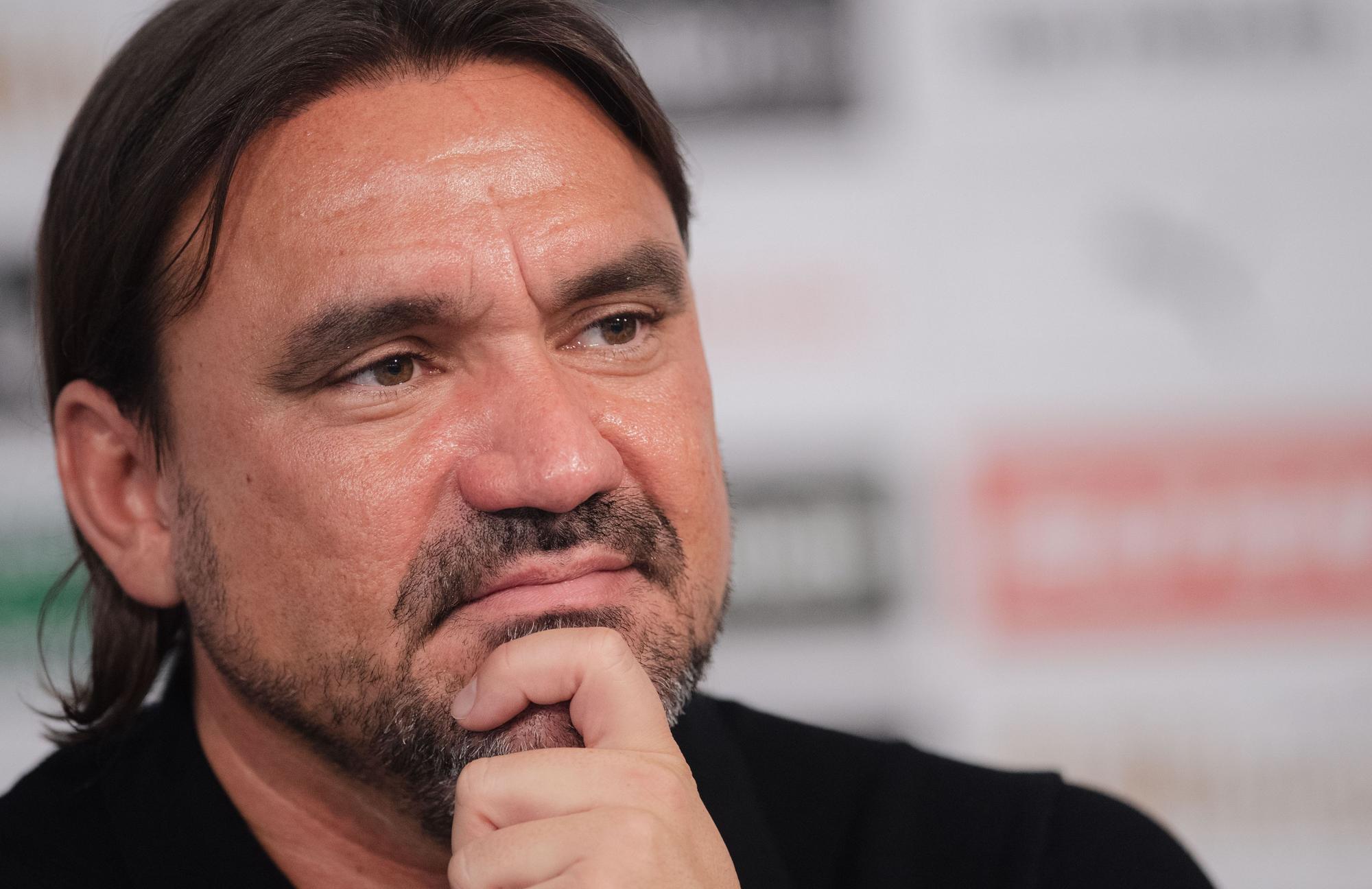 Gladbach-Trainer Daniel Farke blickt während seiner Vorstellungs-Pressekonferenz (5. Juni 2022) im Borussia-Park in die Runde. Farke hat die Hand am Kinn.