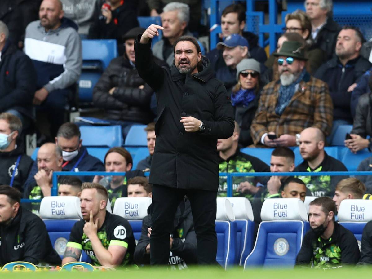 Daniel Farke, neuer Trainer von Bundesligist Borussia Mönchengladbach, gibt an der Seitenlinie Anweisungen. Das Foto stammt vom Spiel FC Chelsea gegen Norwich City am 23. Oktober 2021. Farke zeigt mit seinen Fingern taktische Anweisungen.