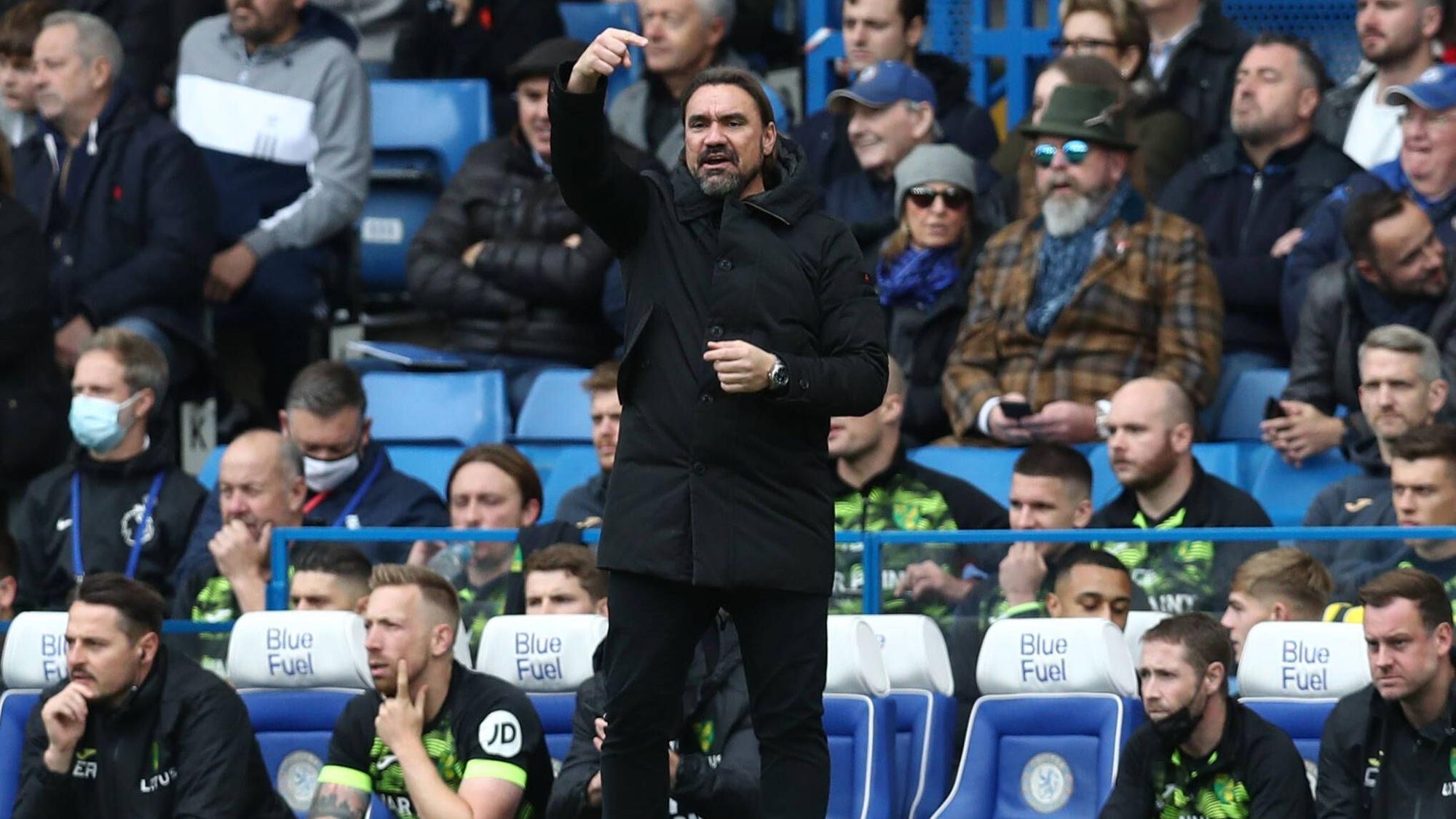Daniel Farke, neuer Trainer von Bundesligist Borussia Mönchengladbach, gibt an der Seitenlinie Anweisungen. Das Foto stammt vom Spiel FC Chelsea gegen Norwich City am 23. Oktober 2021. Farke zeigt mit seinen Fingern taktische Anweisungen.