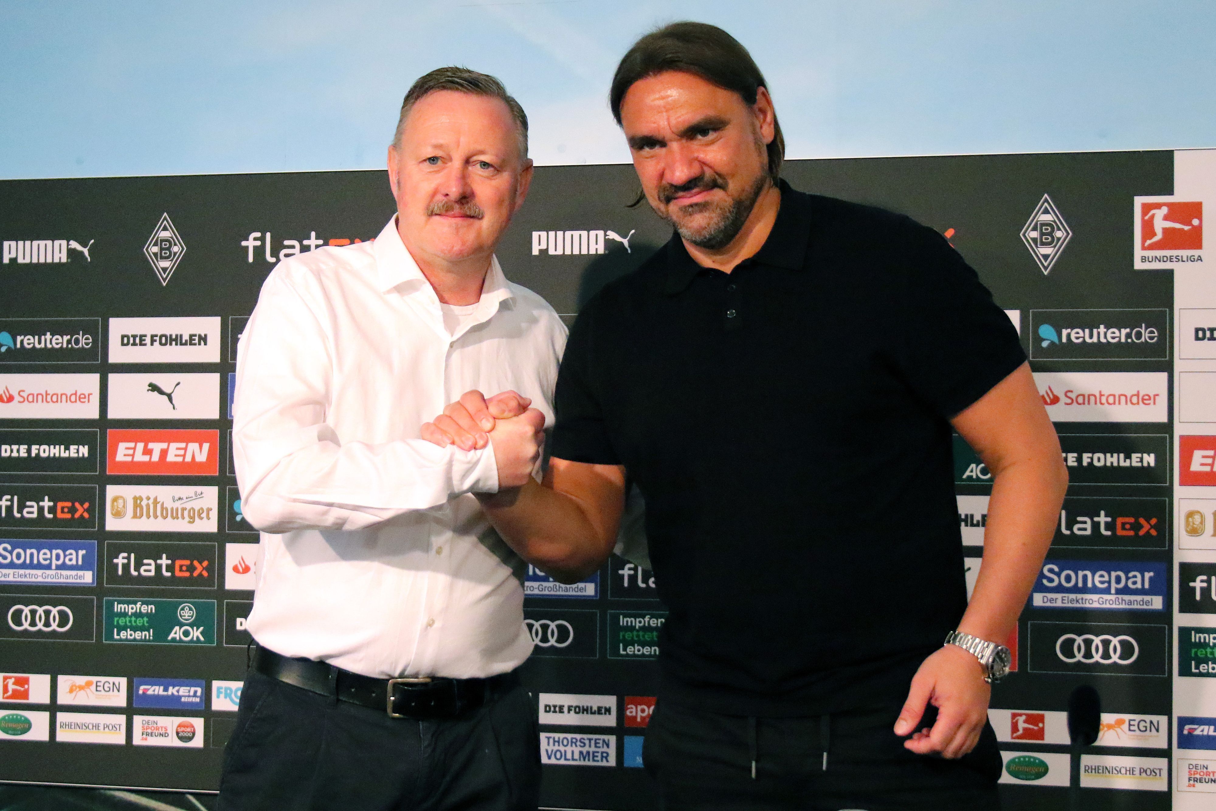 Roland Virkus (l.), Sportdirektor von Borussia Mönchengladbach, mit Trainer Daniel Farke (r.) am 5. Juni 2022 im Borussia-Park. Die beiden klatschen ab.