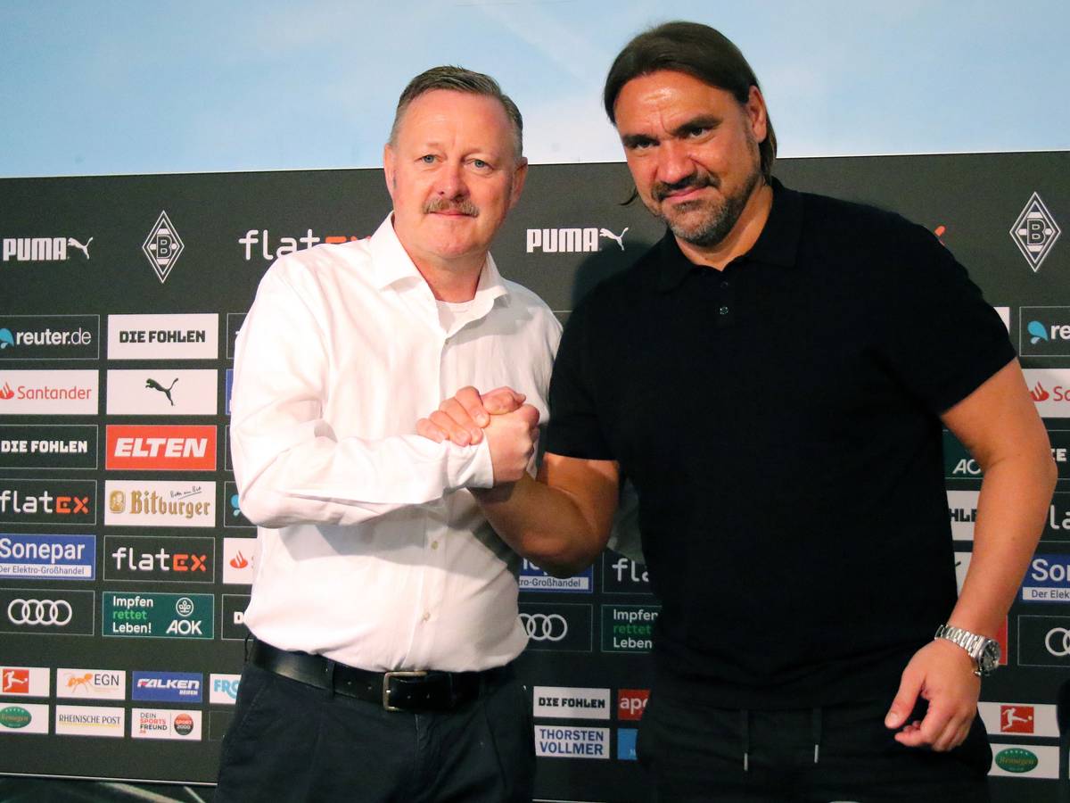Sportdirektor Roland Virkus (l.) und Daniel Farke (r.) bei der Trainervorstellung am Sonntag (5. Juni 2022) im Gladbacher Borussia-Park. Virkus und Farke geben sich jeweils die Hand.
