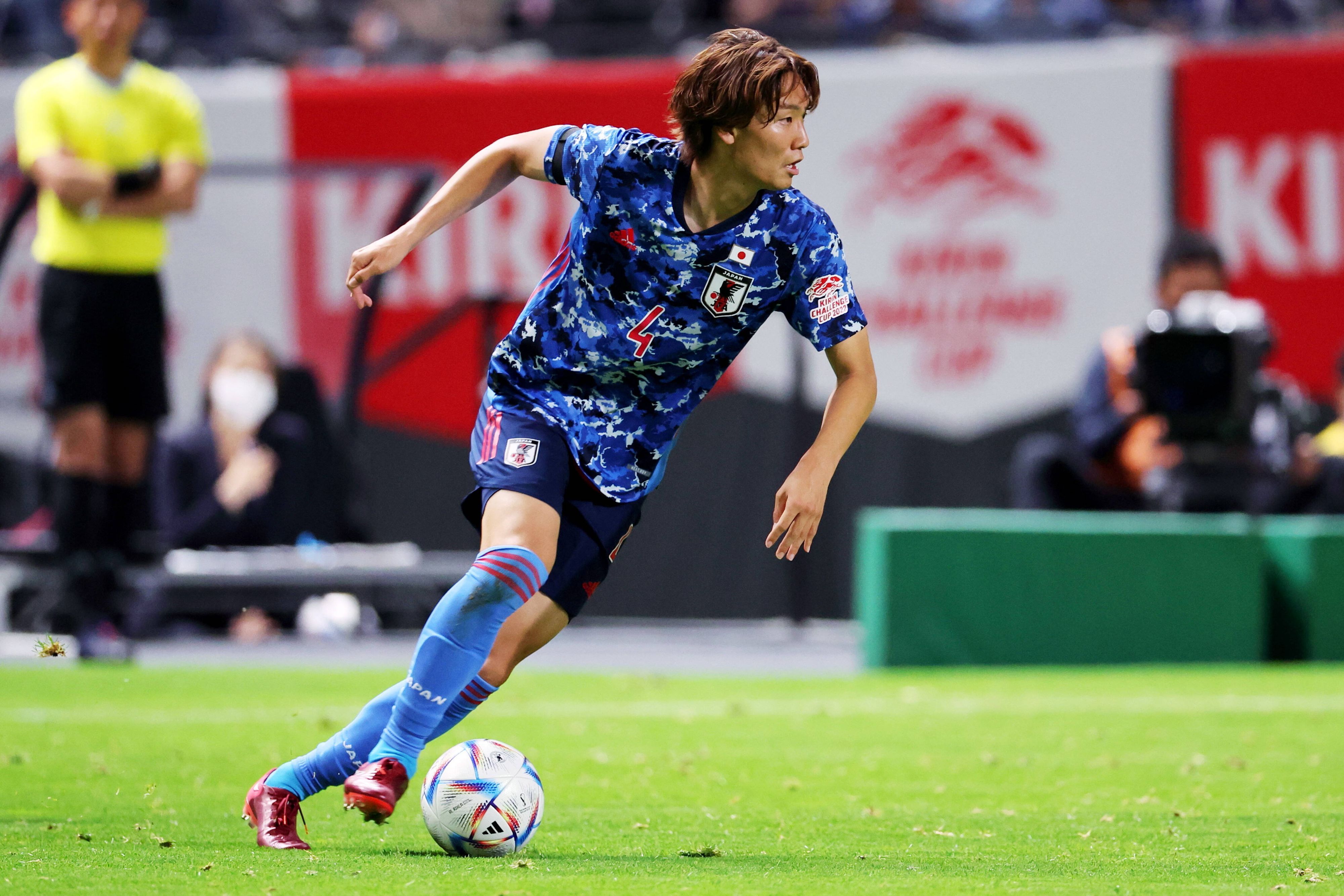Ko Itakura steht möglicherweise vor einem Wechsel zu Borussia Mönchengladbach. Dieses Bild zeigt ihn am 2. Juni 2022 im Trikot der japanischen Nationalmannschaft im Spiel gegen Paraguay. Ko Itakura hat den Ball am Fuß.