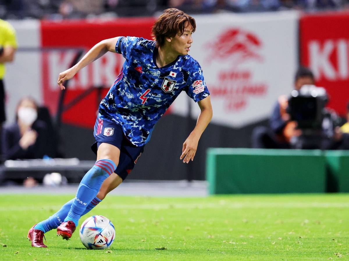 Ko Itakura steht möglicherweise vor einem Wechsel zu Borussia Mönchengladbach. Dieses Bild zeigt ihn am 2. Juni 2022 im Trikot der japanischen Nationalmannschaft im Spiel gegen Paraguay. Ko Itakura hat den Ball am Fuß.