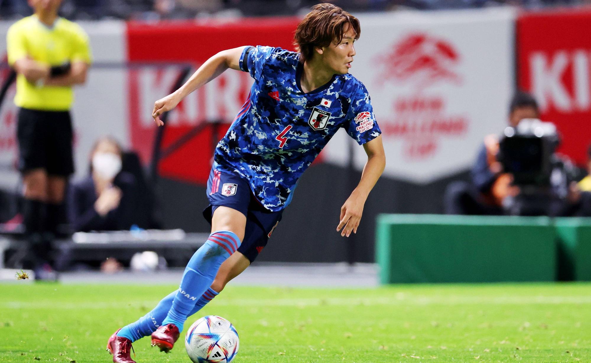 Ko Itakura steht möglicherweise vor einem Wechsel zu Borussia Mönchengladbach. Dieses Bild zeigt ihn am 2. Juni 2022 im Trikot der japanischen Nationalmannschaft im Spiel gegen Paraguay. Ko Itakura hat den Ball am Fuß.