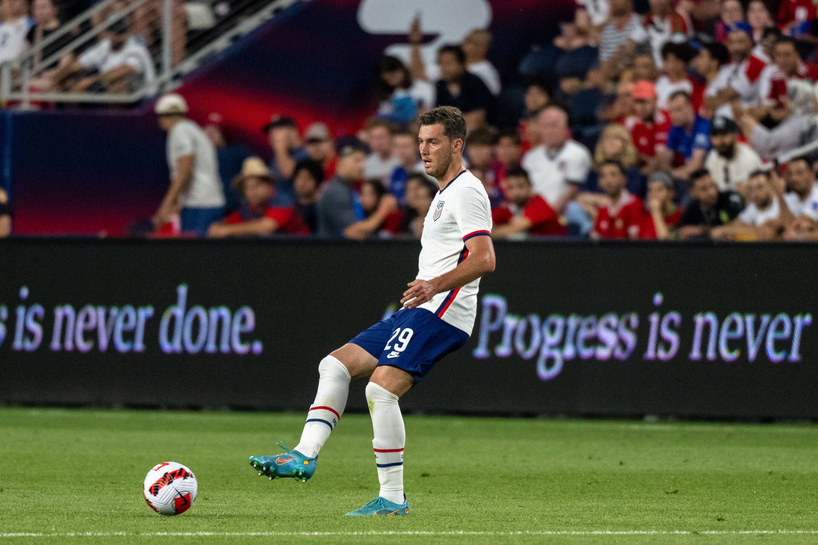 Joe Scally im Einsatz für die Nationalmannschaft der USA. Dieses Foto zeigt den Profi von Borussia Mönchengladbach bei seinem Debüt gegen Marokko am 1. Juni 2022. Scally passt den Ball mit dem rechten Fuß.