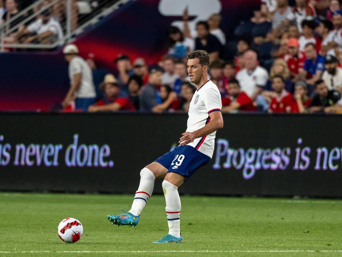 Joe Scally im Einsatz für die Nationalmannschaft der USA. Dieses Foto zeigt den Profi von Borussia Mönchengladbach bei seinem Debüt gegen Marokko am 1. Juni 2022. Scally passt den Ball mit dem rechten Fuß.