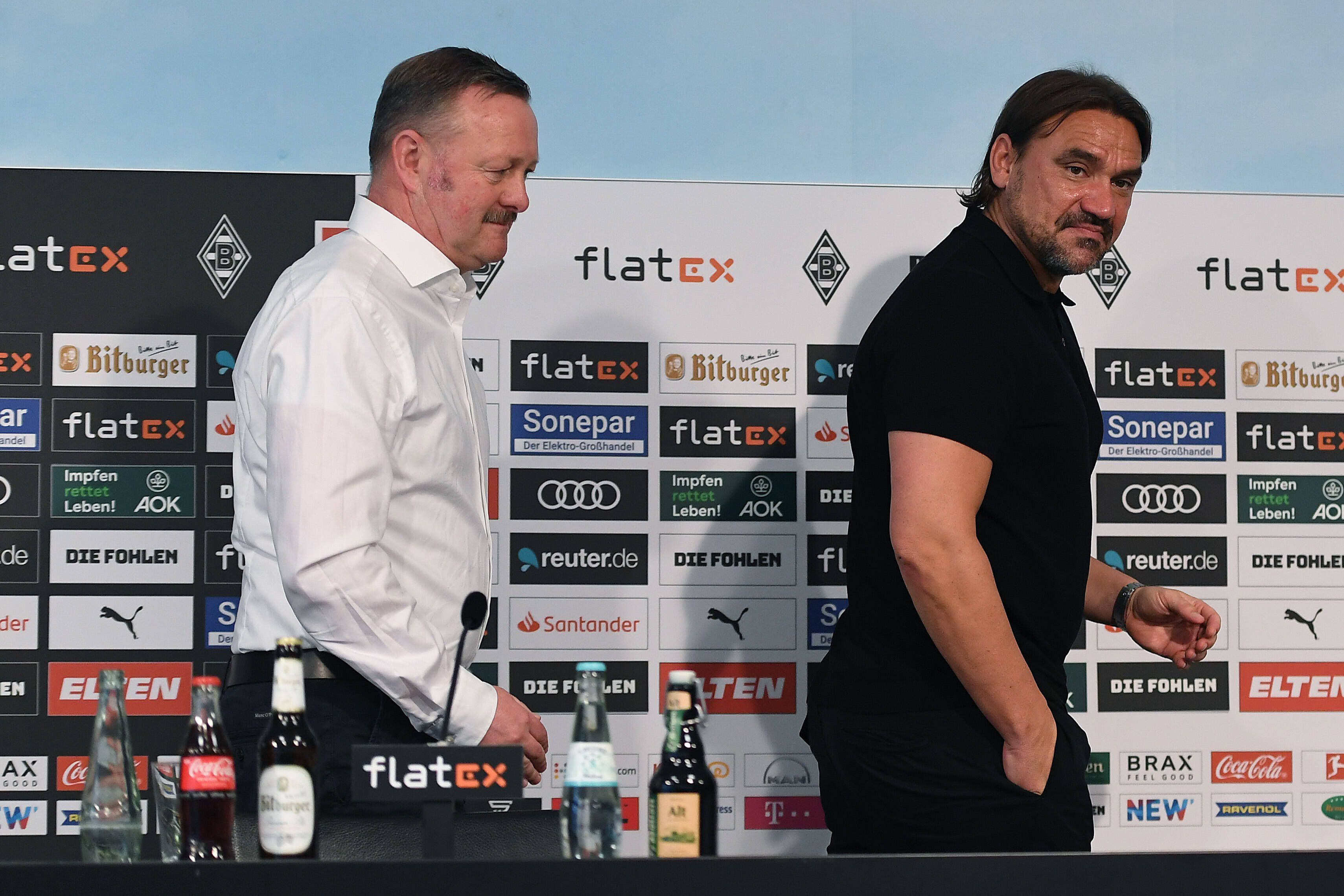 Cheftrainer Daniel Farke (re.) und Sportdirektor Roland Virkus (li.) auf der Vorstellungs-Pressekonferenz am 5. Juni 2022 im Borussia-Park.