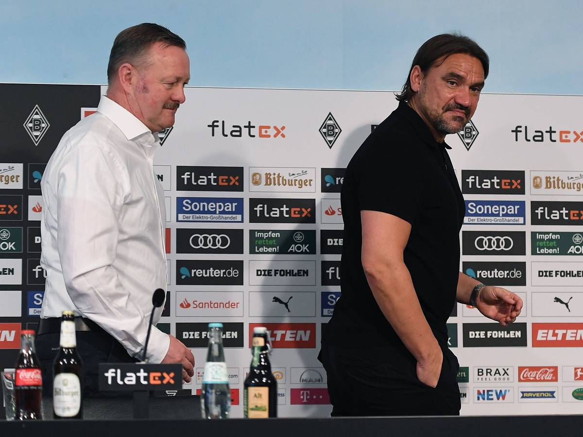 Cheftrainer Daniel Farke (re.) und Sportdirektor Roland Virkus (li.) auf der Vorstellungs-Pressekonferenz am 5. Juni 2022 im Borussia-Park.