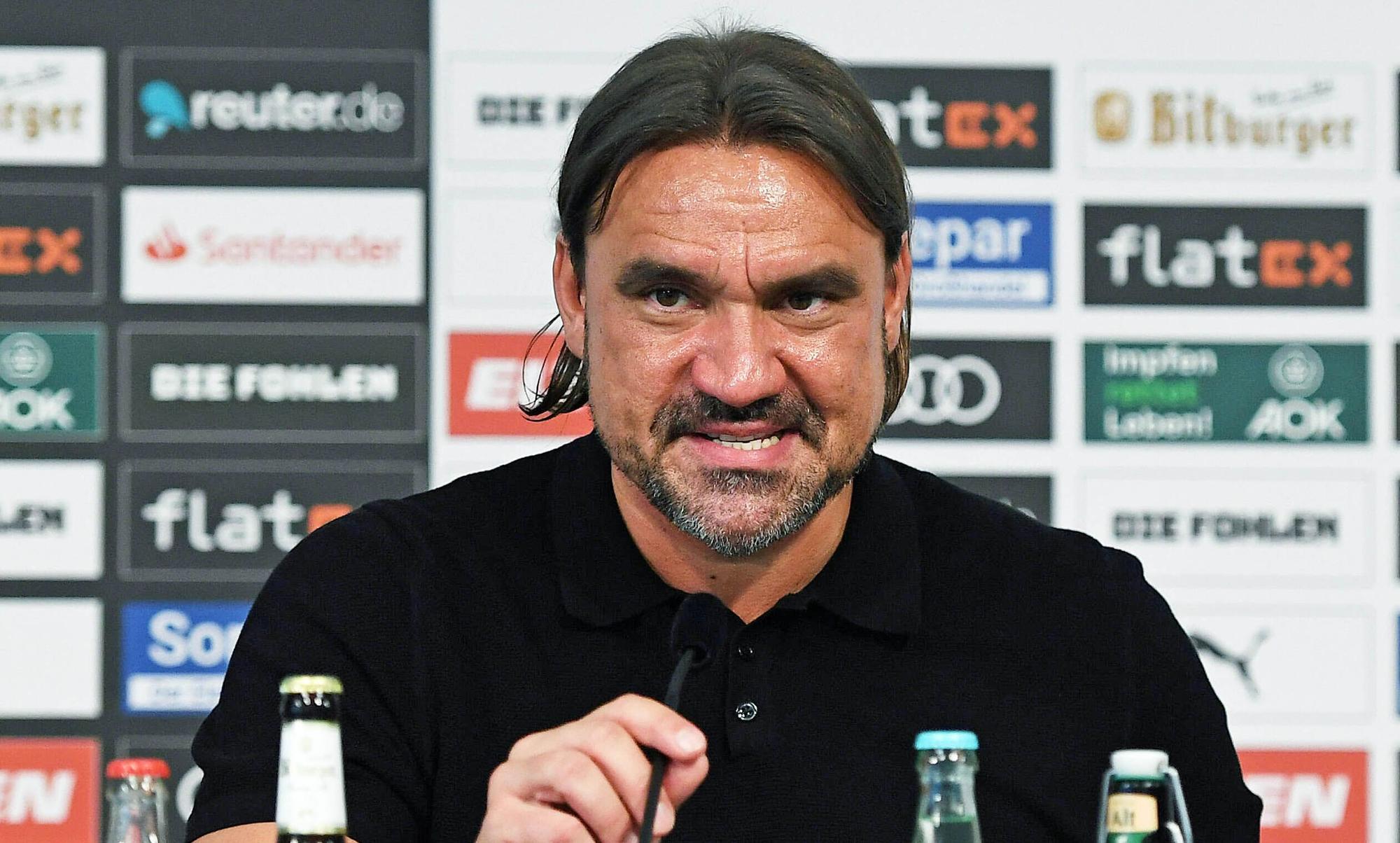 Daniel Farke bei seiner Vorstellungs-Pressekonferenz als neuer Gladbach-Trainer am 5. Juni 2022 im Borussia-Park. Farke spricht ins Mikrofon.