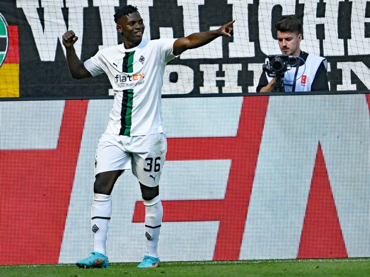 Fußball: Bundesliga, Borussia Mönchengladbach - TSG 1899 Hoffenheim, 34. Spieltag, Stadion im Borussia-Park. Gladbachs Breel Embolo feiert sein Tor zum 4:1. +++ dpa-Bildfunk +++