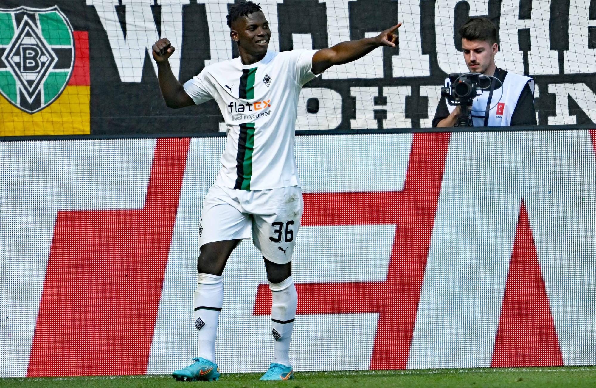 Fußball: Bundesliga, Borussia Mönchengladbach - TSG 1899 Hoffenheim, 34. Spieltag, Stadion im Borussia-Park. Gladbachs Breel Embolo feiert sein Tor zum 4:1. +++ dpa-Bildfunk +++