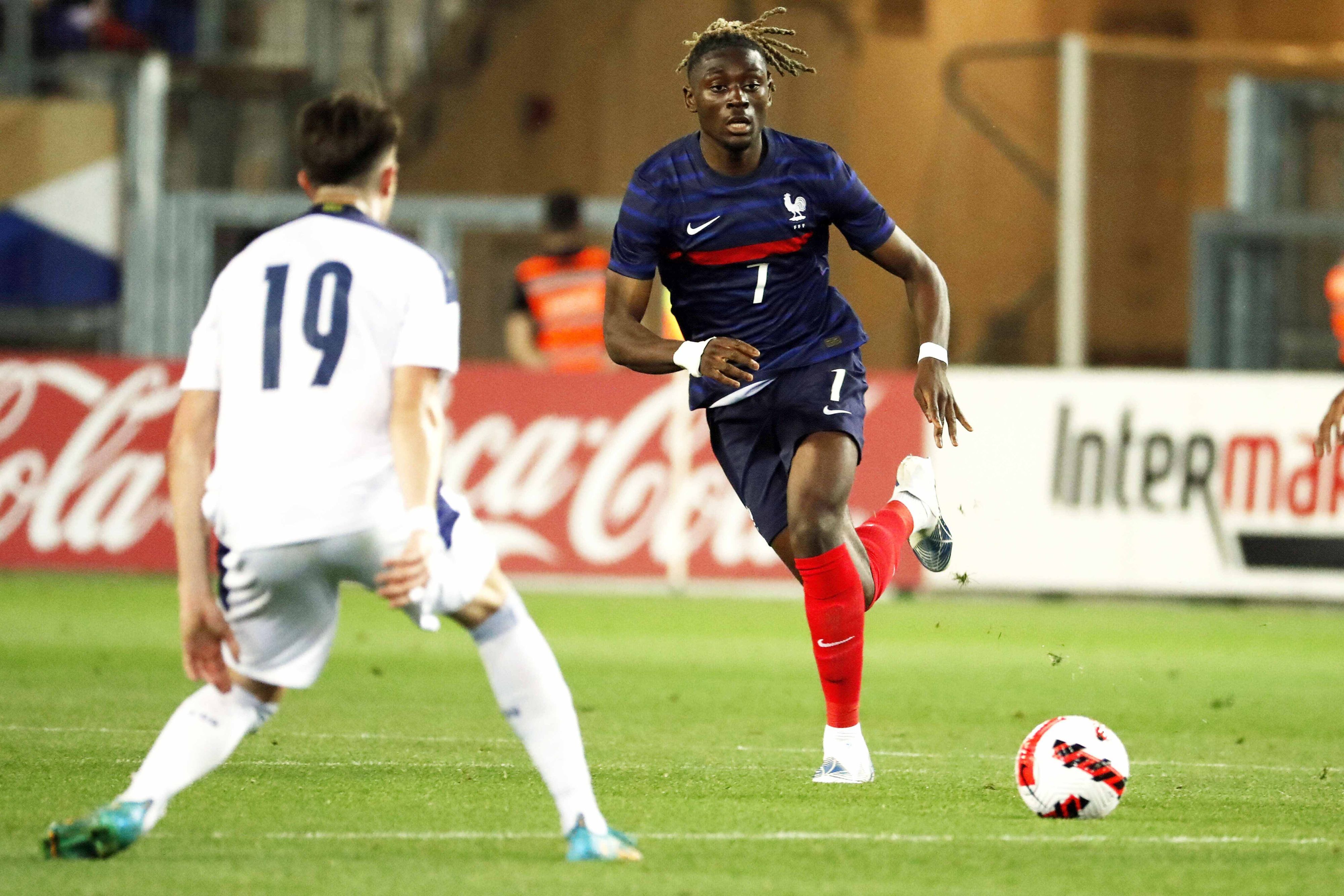 Gladbach-Profi Manu Koné am 2. Juni 2022 im Einsatz für die U21-Nationalmannschaft seines Heimatlandes Frankreich. Koné visiert den Ball an.