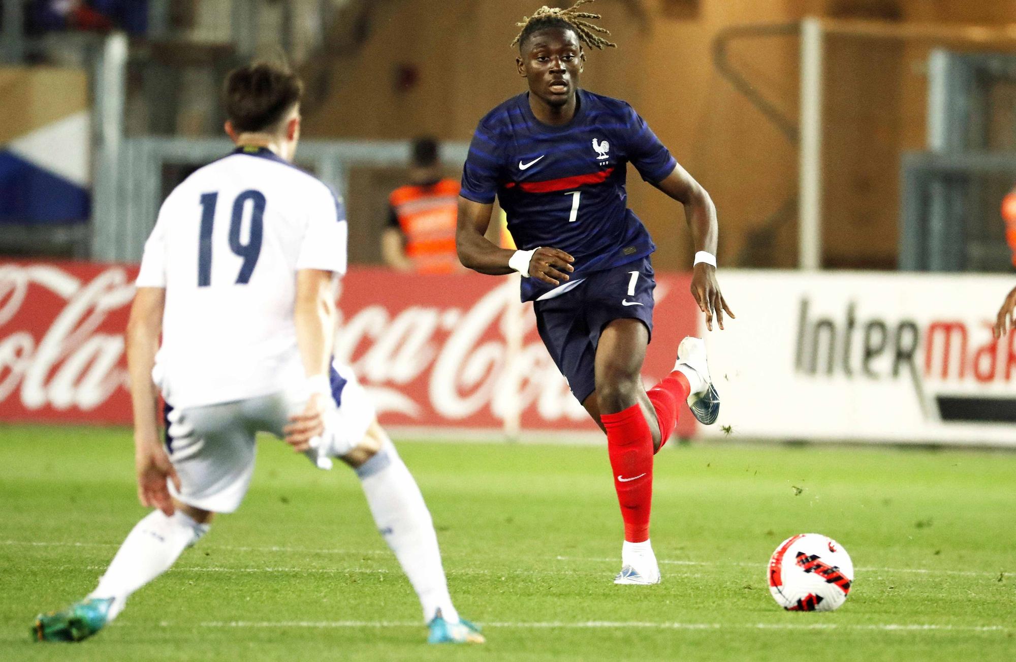 Gladbach-Profi Manu Koné am 2. Juni 2022 im Einsatz für die U21-Nationalmannschaft seines Heimatlandes Frankreich. Koné visiert den Ball an.