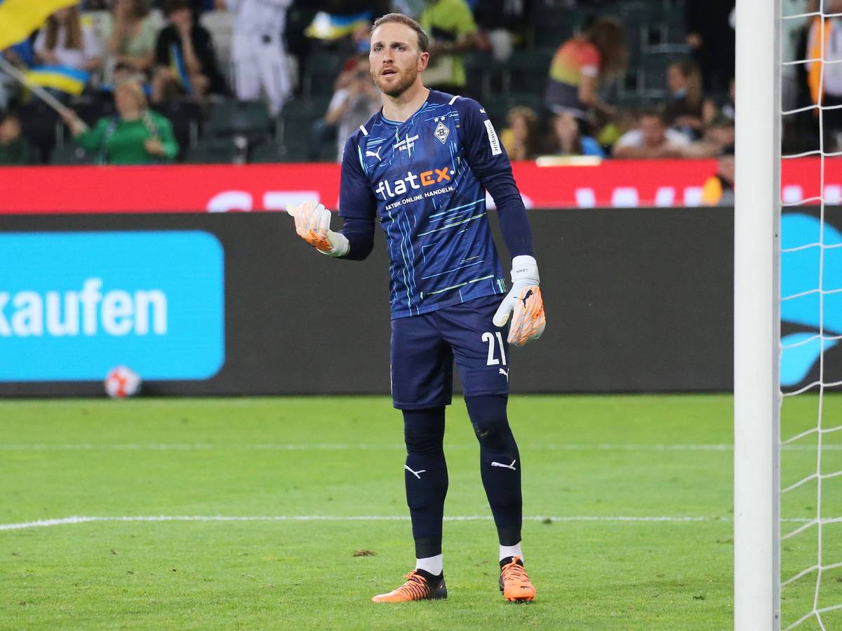Torhüter Tobias Sippel von Borussia Mönchengladbach während des Benefizspiels gegen die Ukraine am 11. Mai 2022 im Borussia-Park.