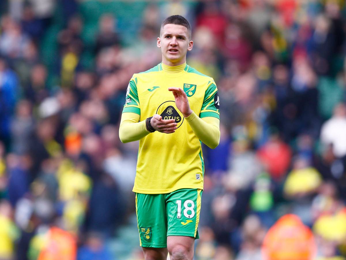 Linksaußen Christos Tzolis im Trikot von Norwich City am 10. April 2022. Tzolis klatscht in die Hände.