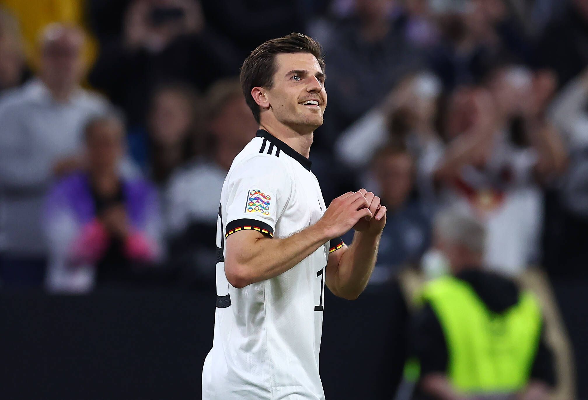 DFB-Star und Gladbach-Profi Jonas Hofmann schickt nach seinem Treffer im UEFA-Nations-League-Duell (1:1) zwischen Deutschland und England am 7. Juni 2022 in München einen Liebesgruß auf die Tribüne. Hofmann formt mit seinen Händen ein Herz.
