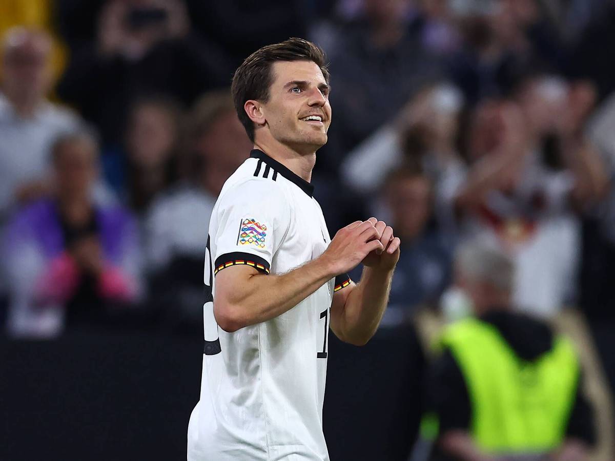 DFB-Star und Gladbach-Profi Jonas Hofmann schickt nach seinem Treffer im UEFA-Nations-League-Duell (1:1) zwischen Deutschland und England am 7. Juni 2022 in München einen Liebesgruß auf die Tribüne. Er formt mit seinen Händen ein Herz.