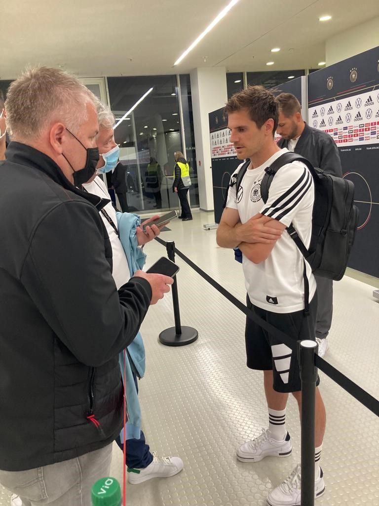 Jonas Hofmann unterhält sich mit Journalisten.