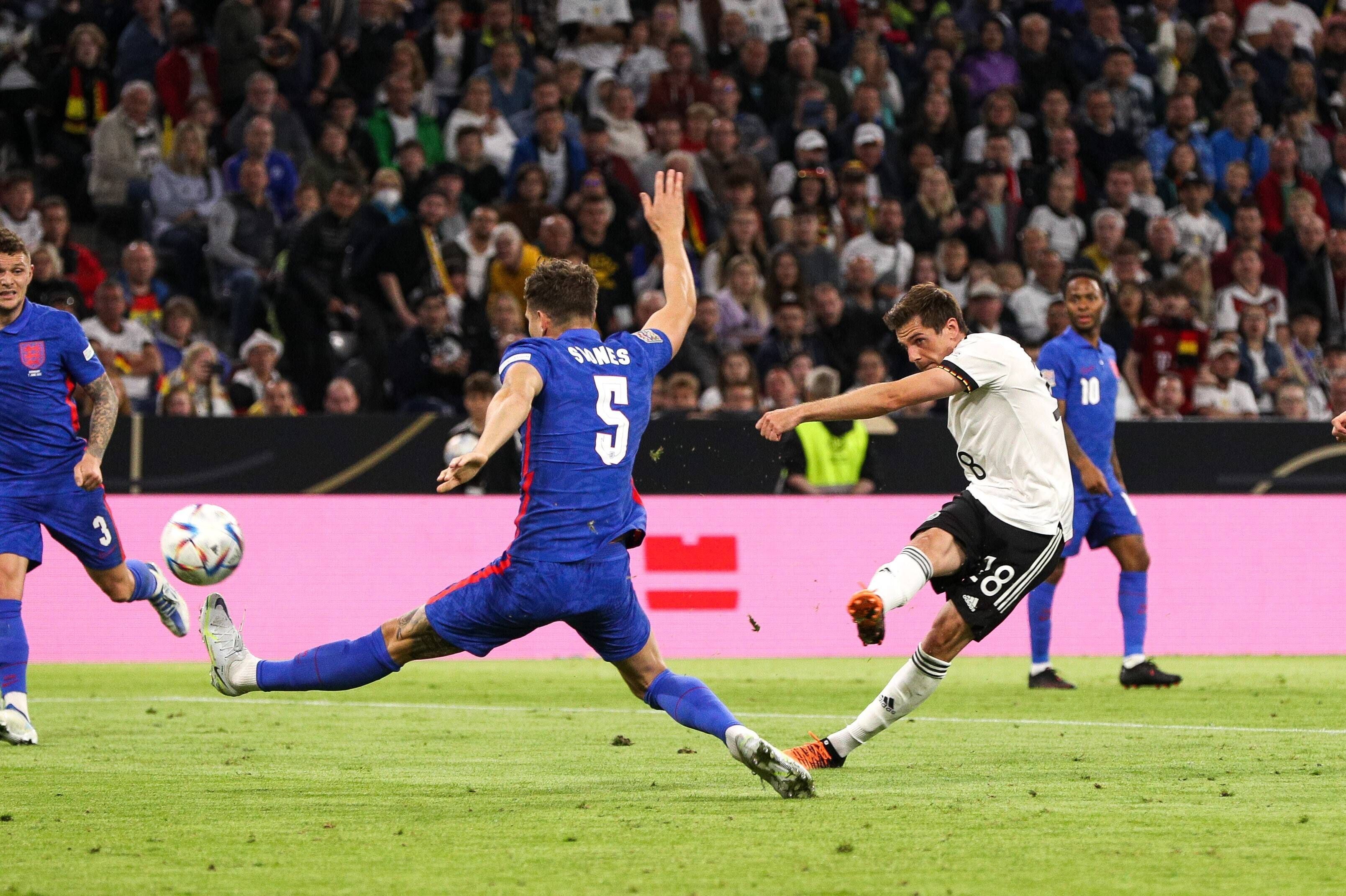 Jonas Hofmann trifft das Tor zum 1:0 gegen England.