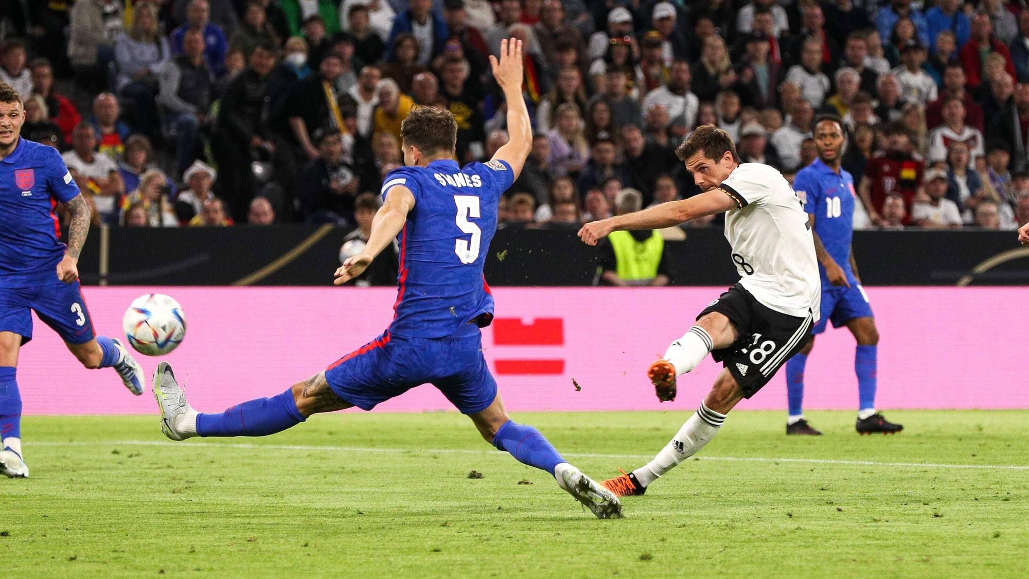 Jonas Hofmann trifft das Tor zum 1:0 gegen England.