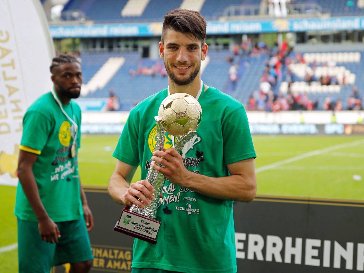 Er wechselt zu Borussia Mönchengladbach: Cagatay Kader, hier zu sehen am 21. Mai 2022 mit dem Niederrheinpokal in Duisburg, kommt vom SV Straelen in den Borussia-Park. Kader hält den Pokal in den Händen und lächelt in die Kamera.