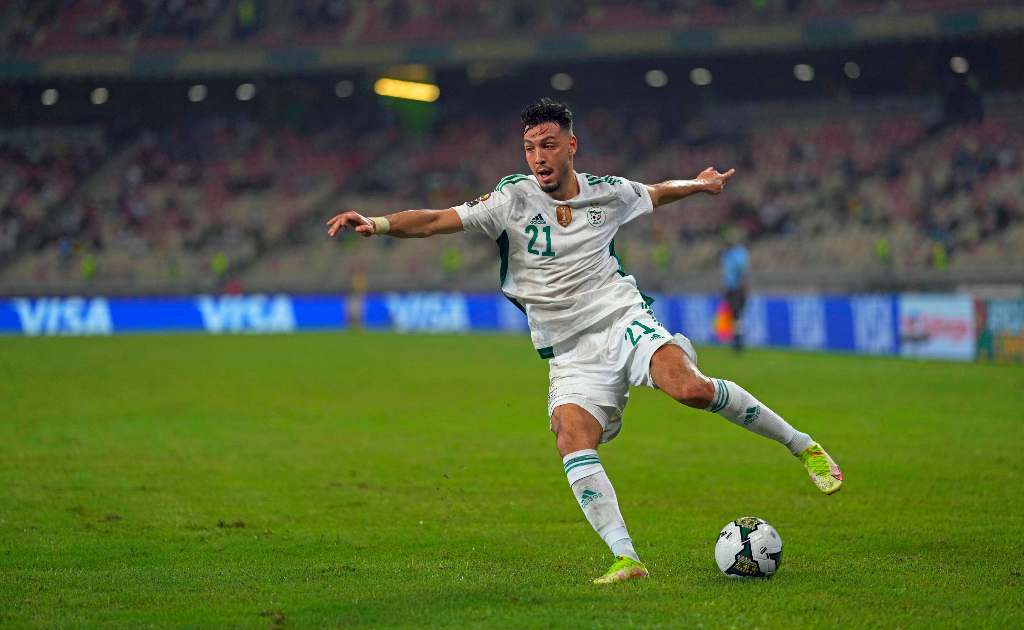 Gladbach-Profi Ramy Bensebaini im Trikot der algerischen Nationalmannschaft, hier zu sehen am 16. Januar 2022. Bensebaini hat den Ball.