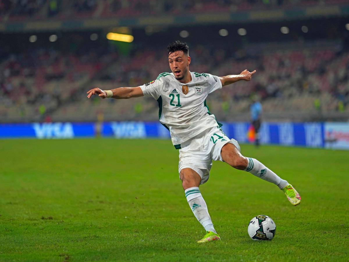 Gladbach-Profi Ramy Bensebaini im Trikot der algerischen Nationalmannschaft, hier zu sehen am 16. Januar 2022. Bensebaini hat den Ball.