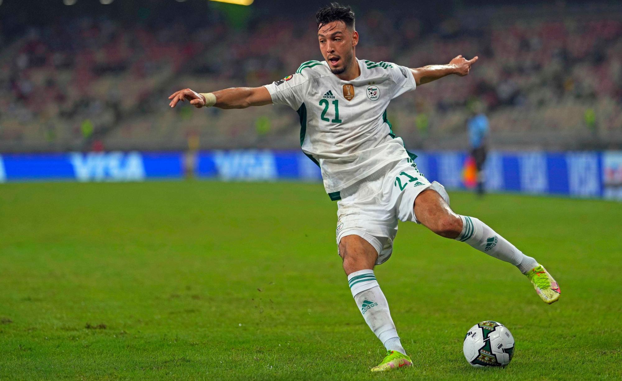 Gladbach-Profi Ramy Bensebaini im Trikot der algerischen Nationalmannschaft, hier zu sehen am 16. Januar 2022. Bensebaini hat den Ball.