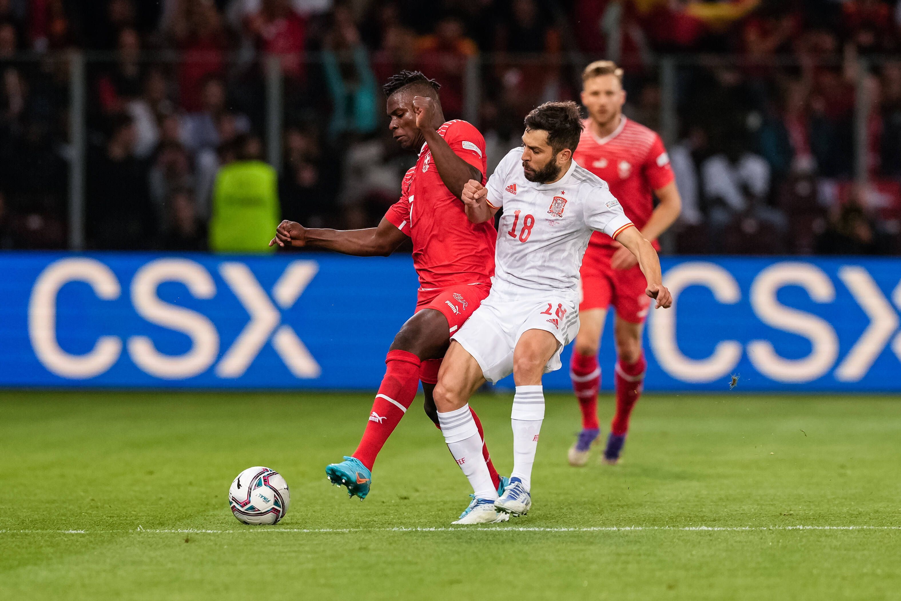 Gladbach-Stürmer Breel Embolo (l.) im Einsatz für die Schweizer Nationalmannschaft in der UEFA Nations League. In dieser Szene ist er im Duell mit Spaniens Jordi Alba (r.). Beide kämpfen um den Ball.