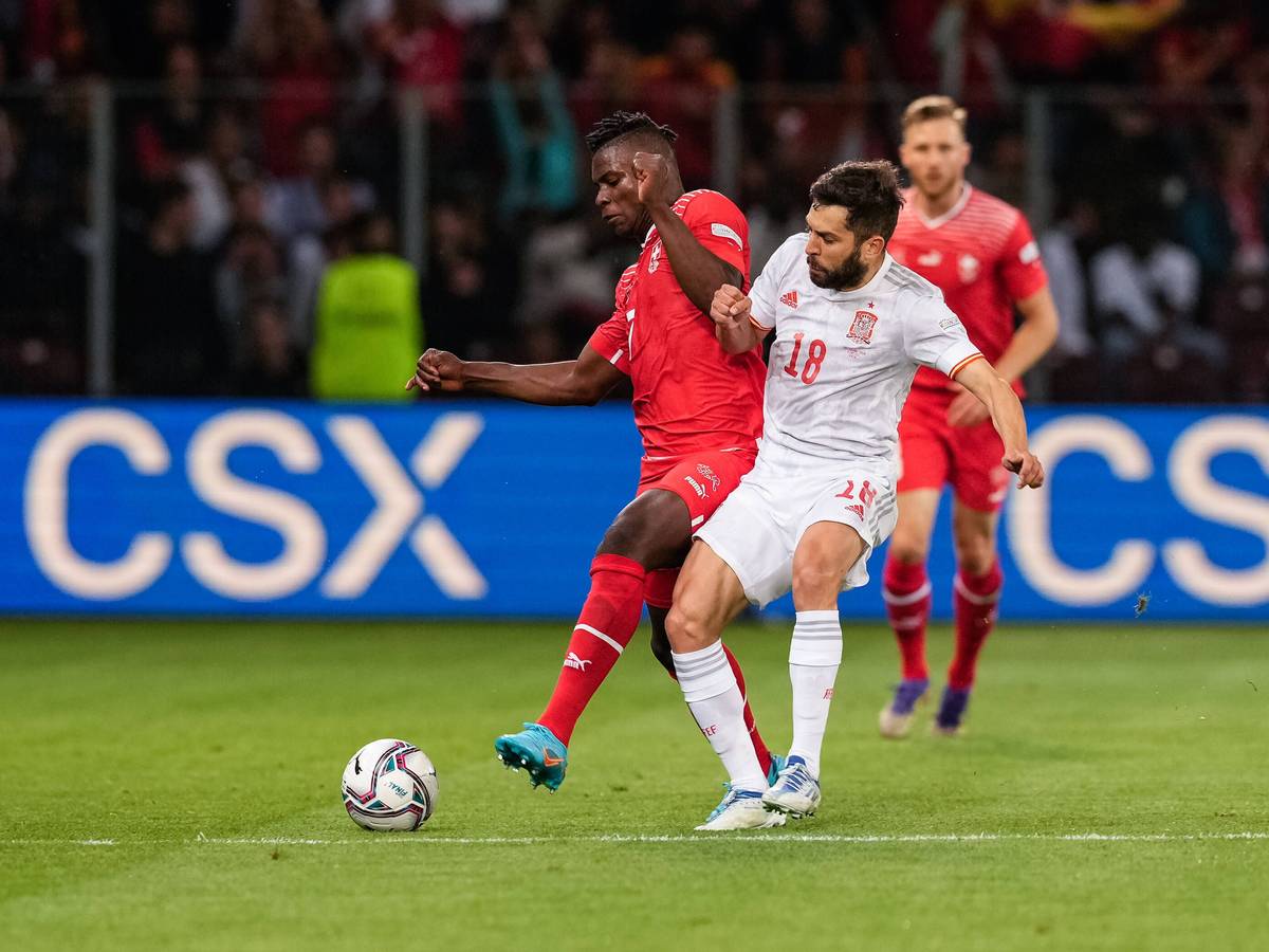 Gladbach-Stürmer Breel Embolo (l.) im Einsatz für die Schweizer Nationalmannschaft in der UEFA Nations League. In dieser Szene ist er im Duell mit Spaniens Jordi Alba (r.). Beide kämpfen um den Ball.