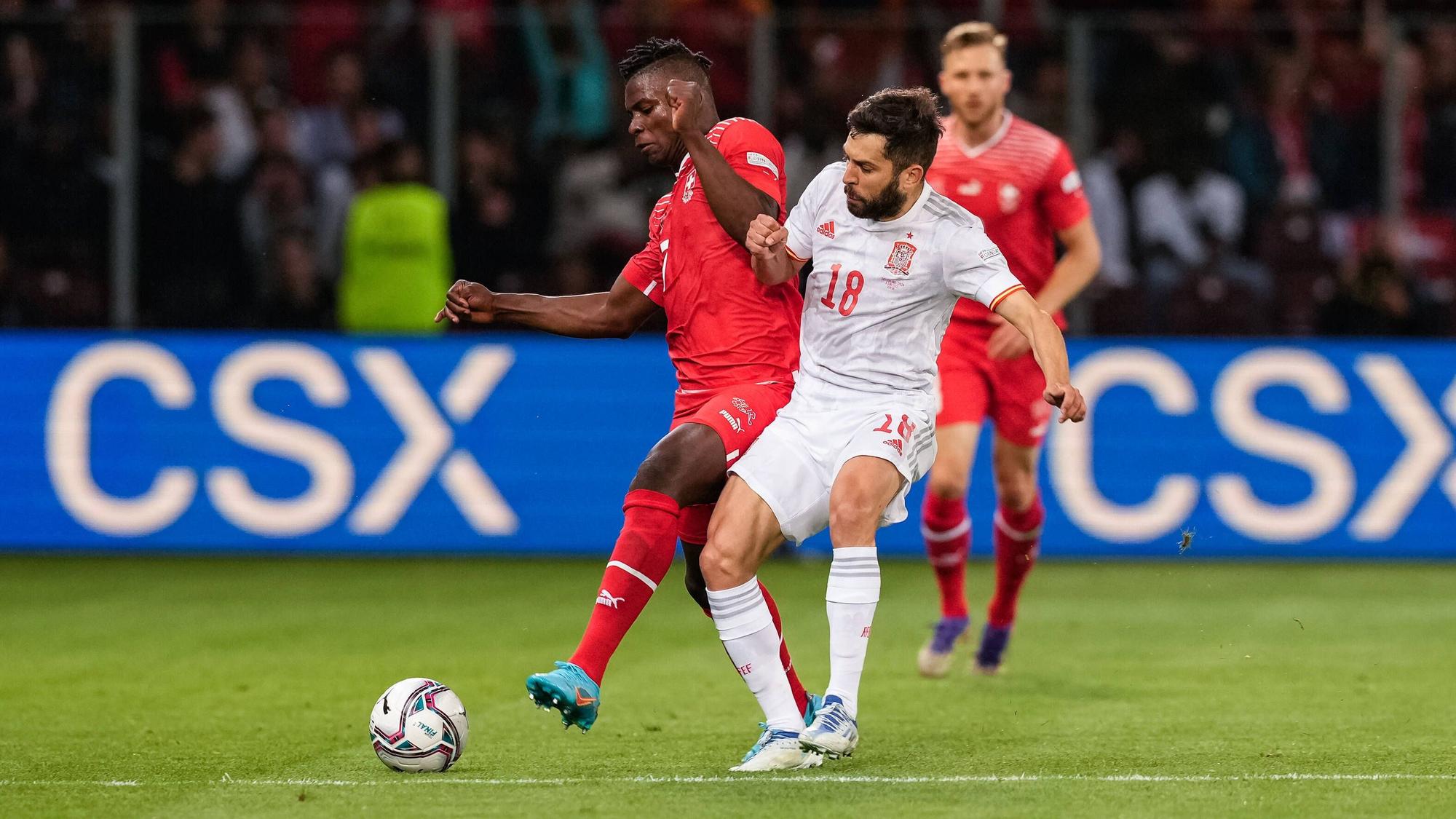 Gladbach-Stürmer Breel Embolo (l.) im Einsatz für die Schweizer Nationalmannschaft in der UEFA Nations League. In dieser Szene ist er im Duell mit Spaniens Jordi Alba (r.). Beide kämpfen um den Ball.