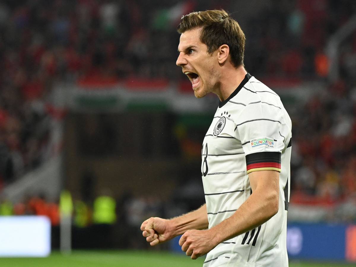 Deutschlands Nationalspieler Jonas Hofmann jubelt im Nations-League-Spiel in Ungarn.
