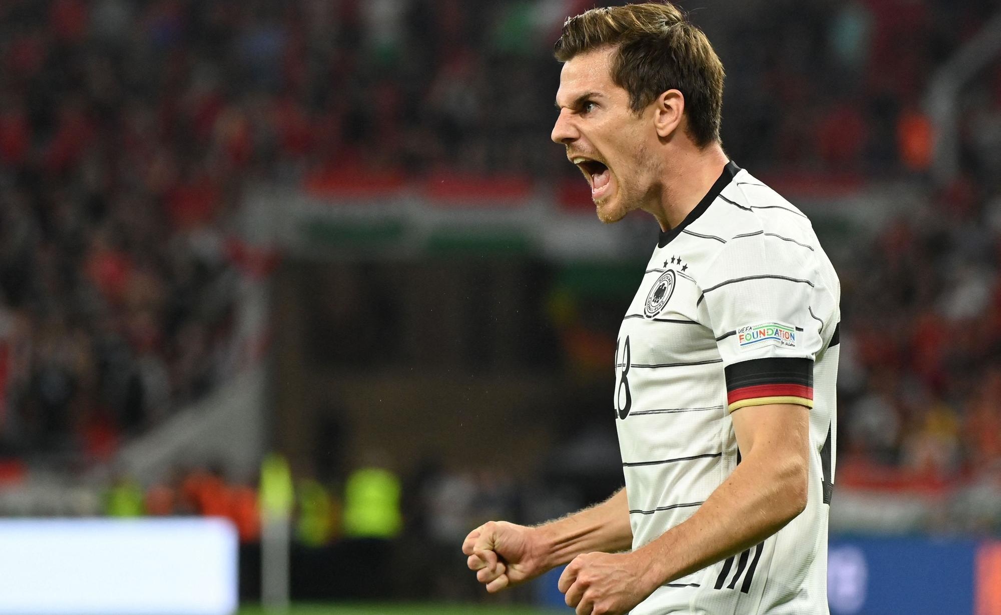 Deutschlands Nationalspieler Jonas Hofmann jubelt im Nations-League-Spiel in Ungarn.