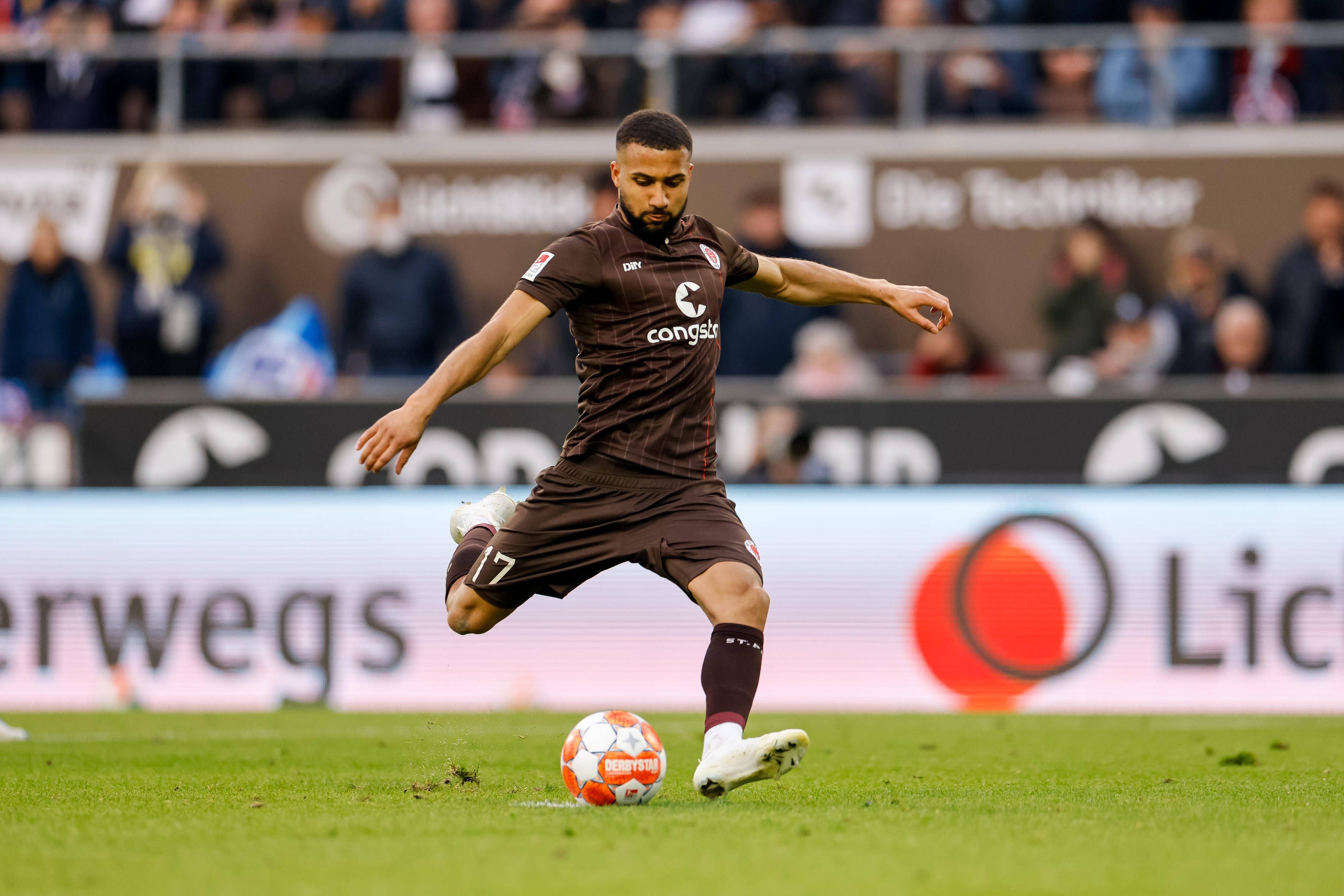 Daniel-Kofi Kyereh steht vor einem Wechsel in die Bundesliga, auch Borussia Mönchengladbach ist interessiert. Das Foto zeigt ihn am 29. April 2022 beim Spiel FC St. Pauli gegen 1. FC Nürnberg. Der Ball liegt auf dem Elfmeterpunkt, Kyereh holt zum Schuss aus.