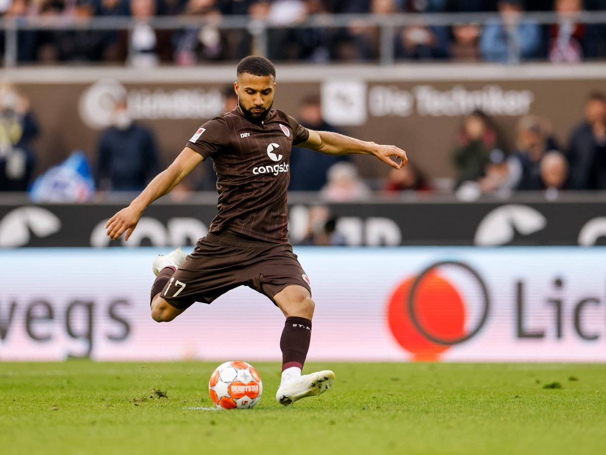 Daniel-Kofi Kyereh steht vor einem Wechsel in die Bundesliga, auch Borussia Mönchengladbach ist interessiert. Das Foto zeigt ihn am 29. April 2022 beim Spiel FC St. Pauli gegen 1. FC Nürnberg. Der Ball liegt auf dem Elfmeterpunkt, Kyereh holt zum Schuss aus.