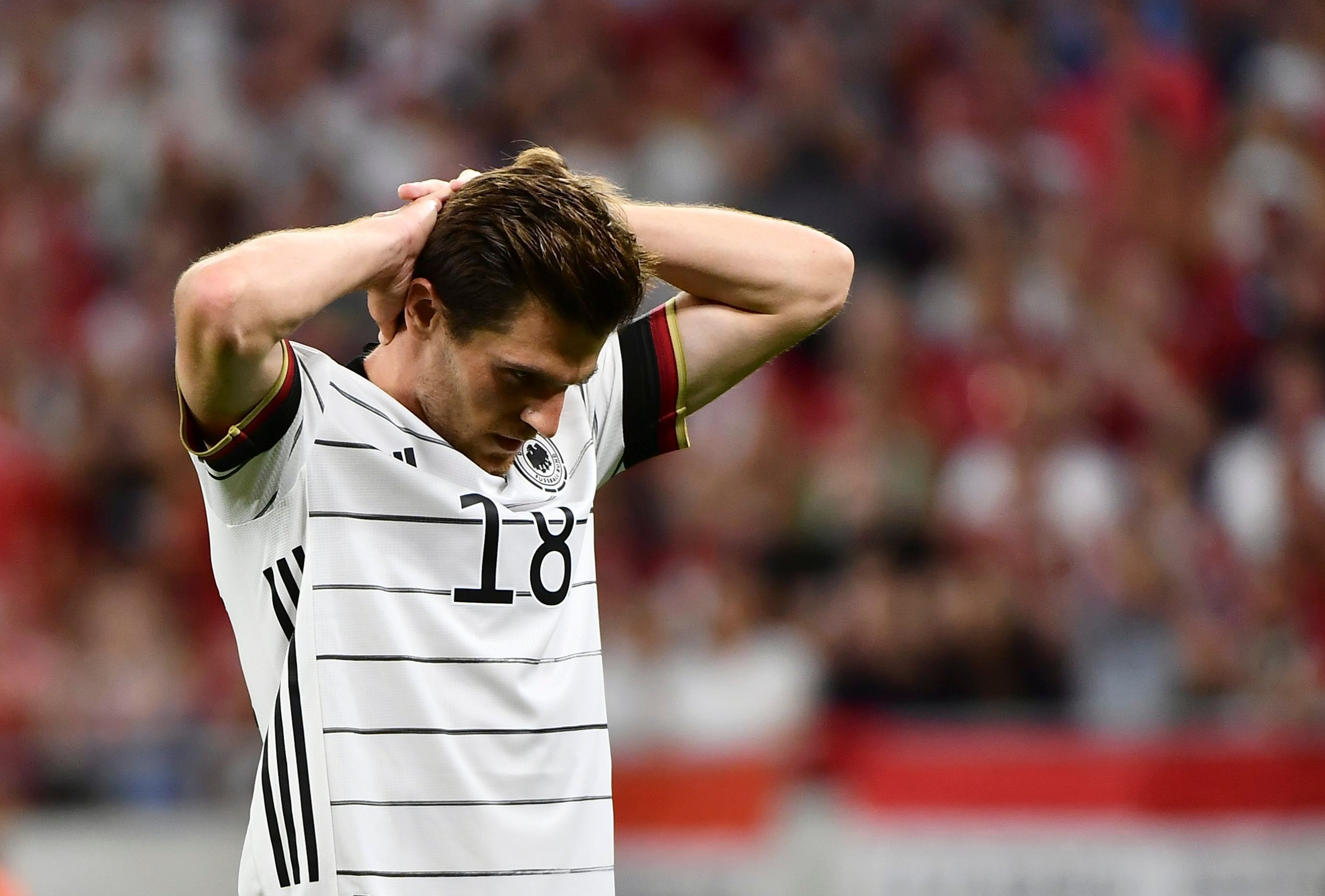 DFB-Nationalspieler Jonas Hofmann, der bei Borussia Mönchengladbach unter Vertrag steht, reagiert entsetzt, als er im UEFA Nations League-Spiel in Ungarn (11. Juni 2022) die Riesen-Chance zum 2:1 vergibt. Jonas Hofmann greift sich entsetzt an den Kopf.