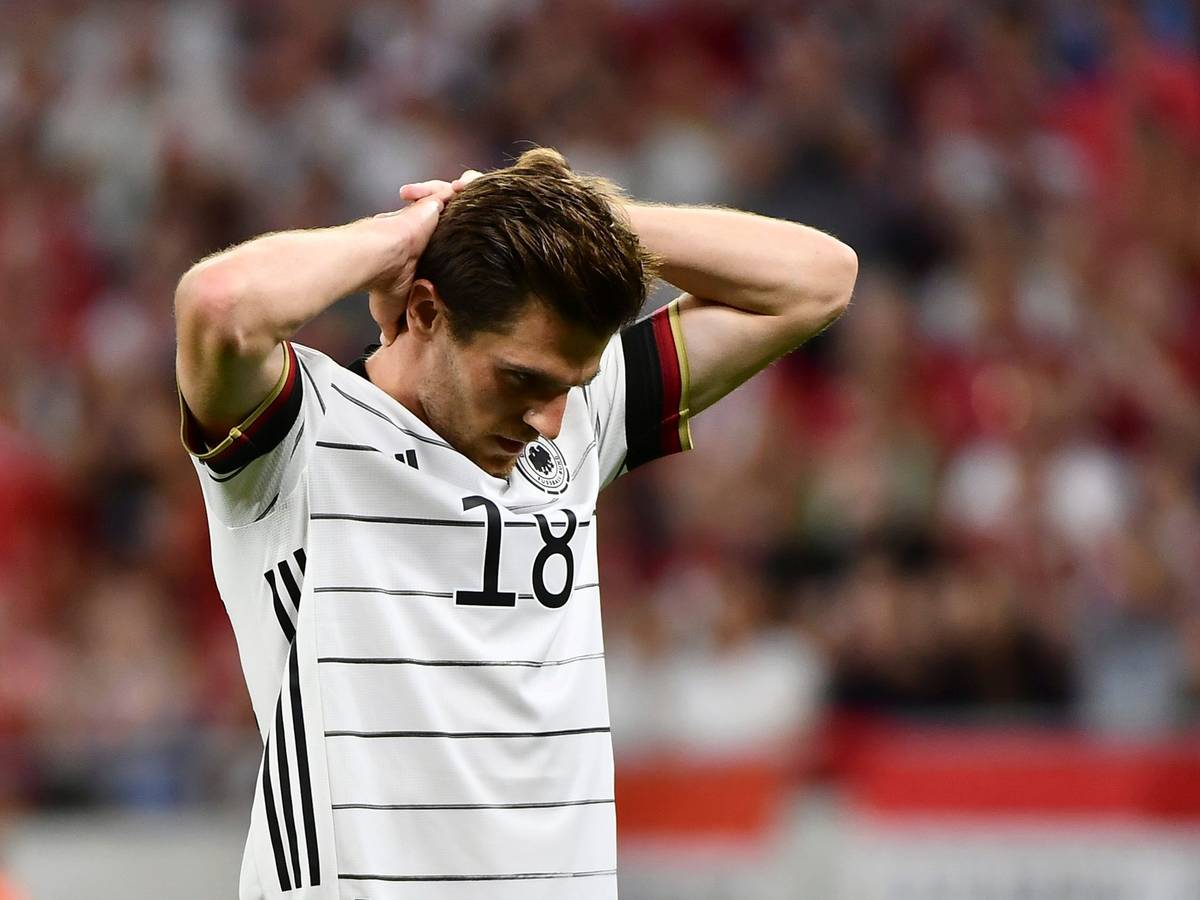 DFB-Nationalspieler Jonas Hofmann, der bei Borussia Mönchengladbach unter Vertrag steht, reagiert entsetzt, als er im UEFA Nations League-Spiel in Ungarn (11. Juni 2022) die Riesen-Chance zum 2:1 vergibt. Jonas Hofmann greift sich entsetzt an den Kopf.