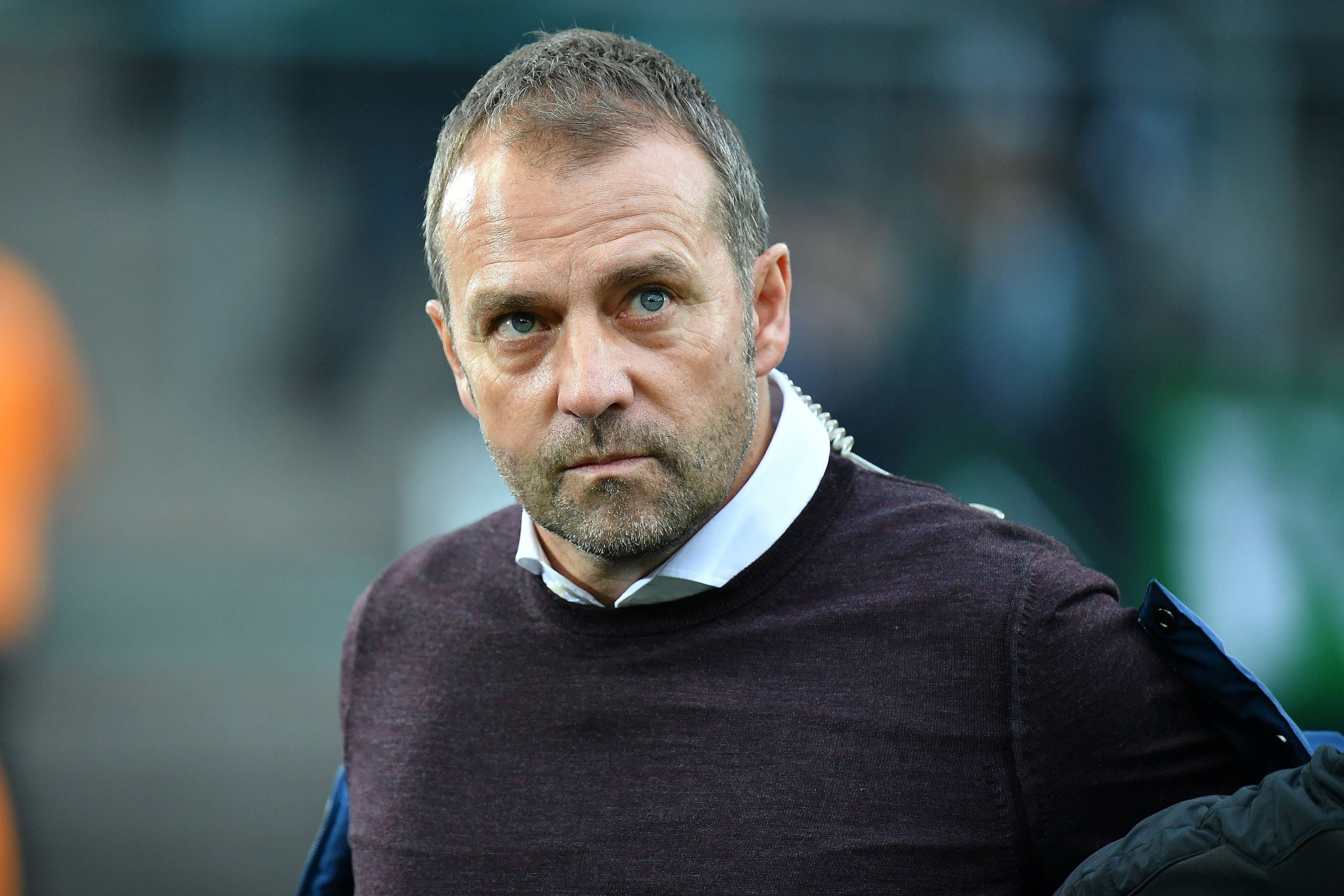 Hansi Flick, DFB-Bundestrainer. Auf diesem Foto ist Flick am 7. Dezember 2019 im Gladbacher Borussia-Park zu sehen. Flick zieht seine Jacke aus.