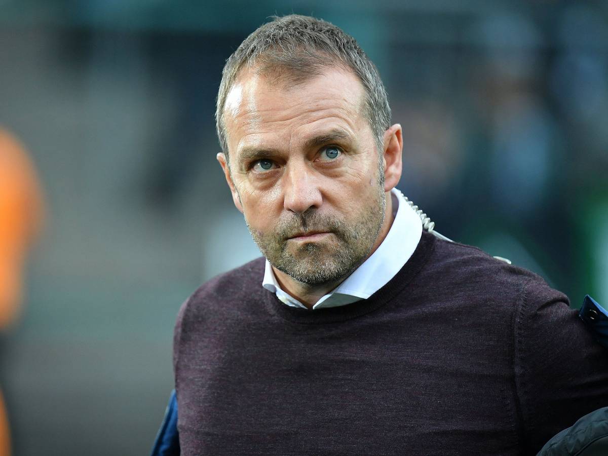 Hansi Flick, DFB-Bundestrainer. Auf diesem Foto ist Flick am 7. Dezember 2019 im Gladbacher Borussia-Park zu sehen. Flick zieht seine Jacke aus.