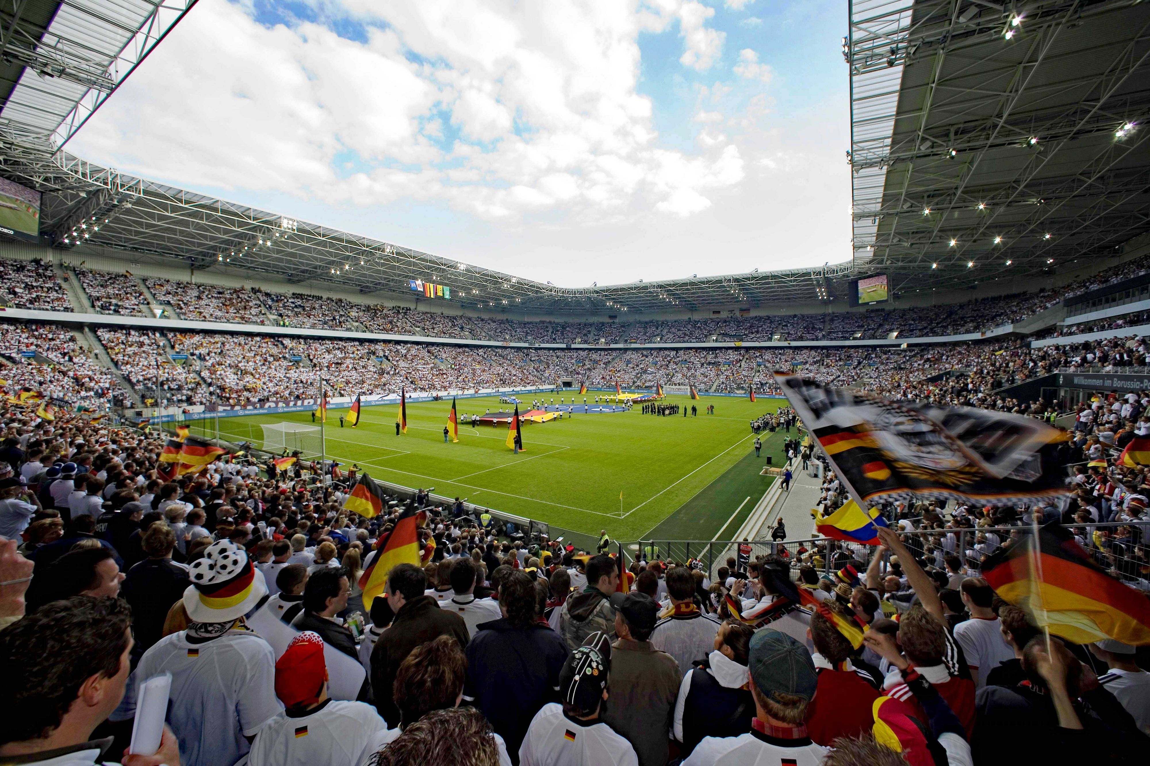 Der Borussia-Park in Mönchengladbach. In der Fohlen-Arena trifft die DFB-Elf am Dienstag (14. Juni 2022) in der UEFA Nations League auf Europameister Italien. Dieses Foto stammt vom 2. Juni 2006. Die Fans jubeln den Mannschaft zu.