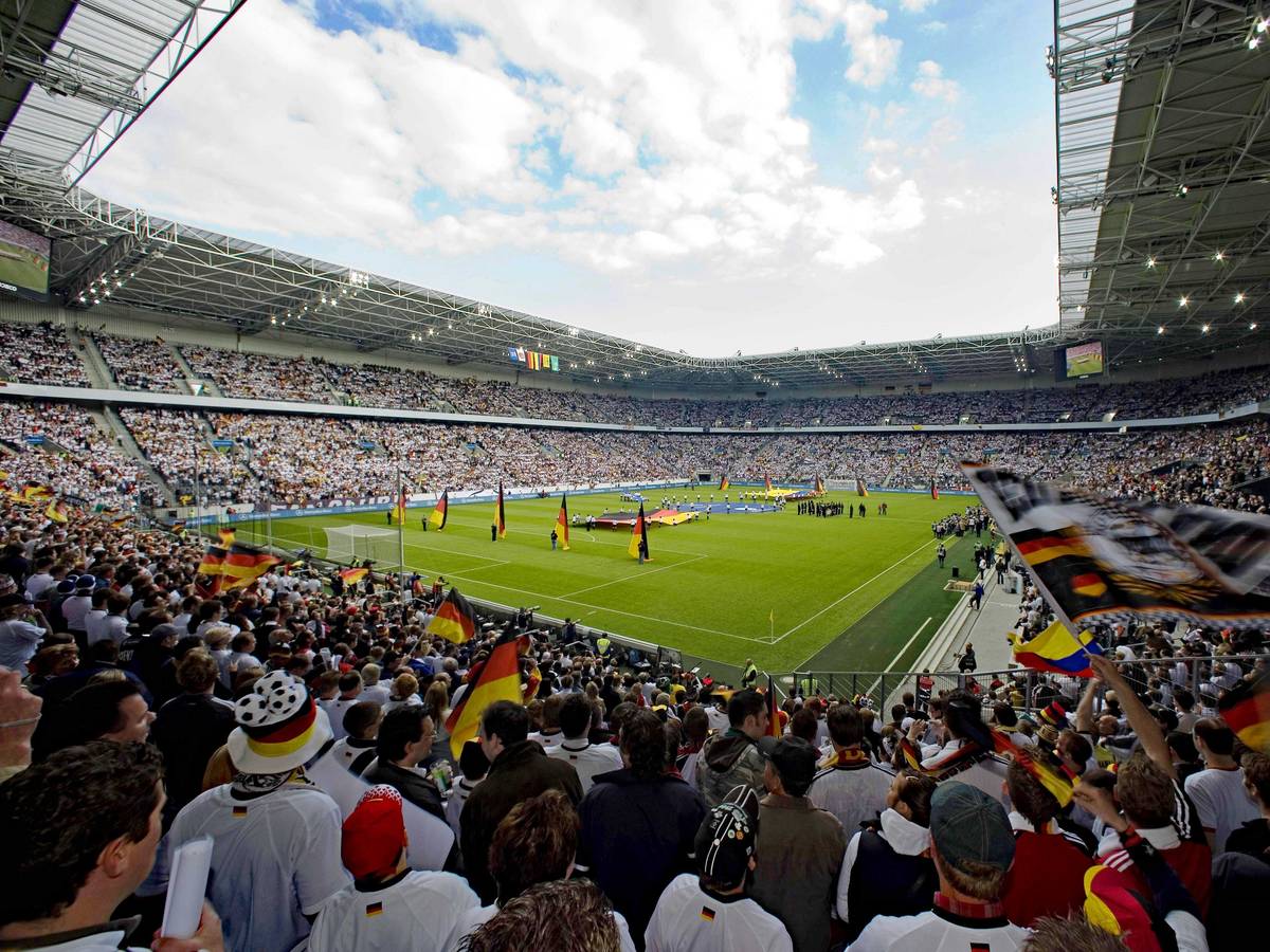 Der Borussia-Park in Mönchengladbach. In der Fohlen-Arena trifft die DFB-Elf am Dienstag (14. Juni 2022) in der UEFA Nations League auf Europameister Italien. Dieses Foto stammt vom 2. Juni 2006. Die Fans jubeln den Mannschaft zu.