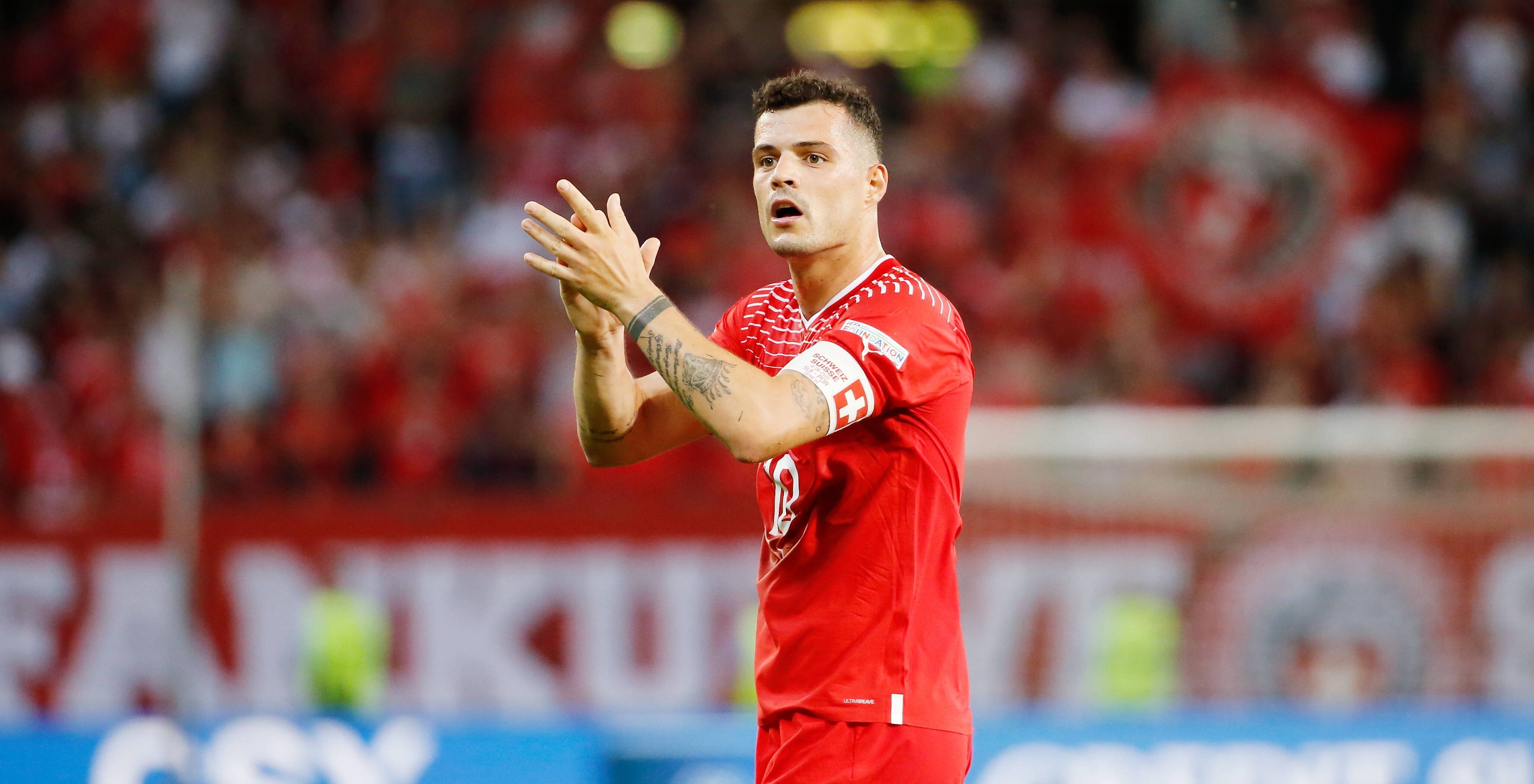 Arsenal-London-Star Granit Xhaka im Trikot der Schweizer Nationalmannschaft am 12. Juni 2022 in Genf. Xhaka klatscht in die Hände.