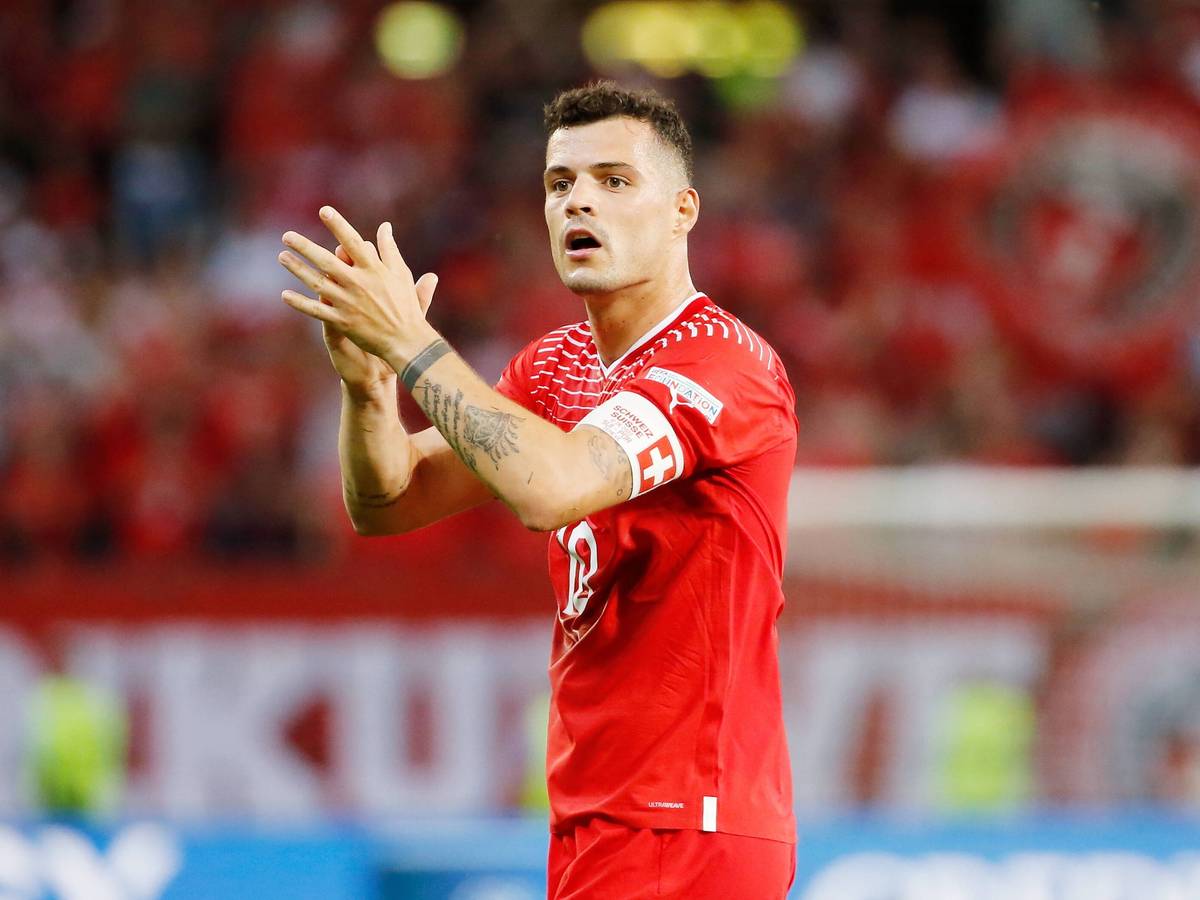 Arsenal-London-Star Granit Xhaka im Trikot der Schweizer Nationalmannschaft am 12. Juni 2022 in Genf. Xhaka klatscht in die Hände.