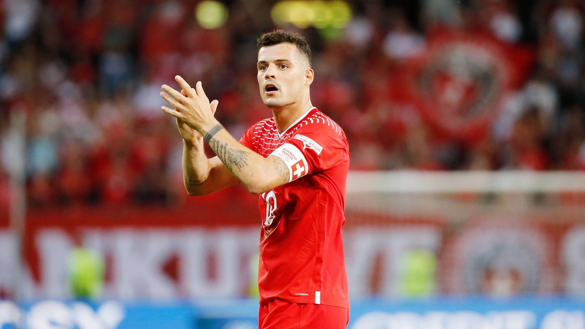 Arsenal-London-Star Granit Xhaka im Trikot der Schweizer Nationalmannschaft am 12. Juni 2022 in Genf. Xhaka klatscht in die Hände.