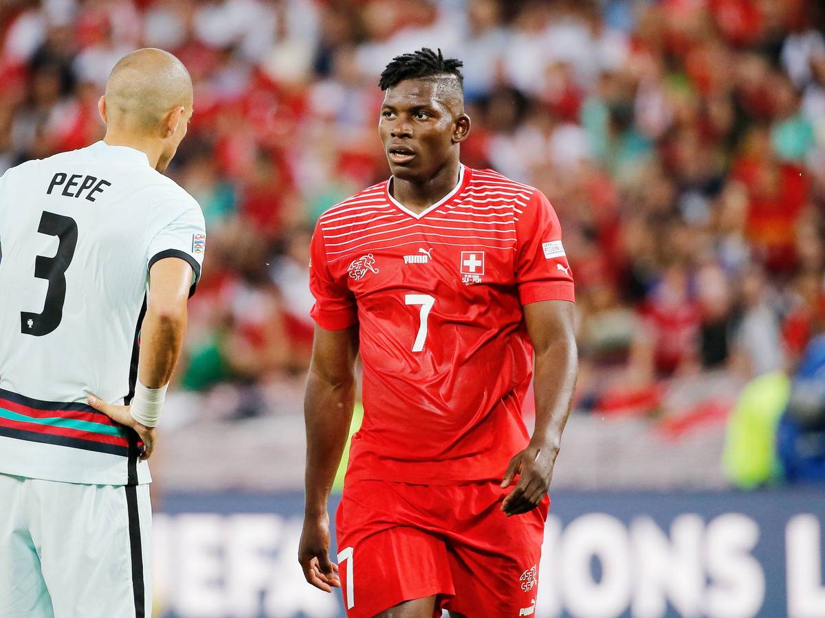 Gladbach-Stürmer Breel Embolo (r.) im Einsatz für die Schweiz im UEFA Nations League-Duell gegen Portugal am 12. Juni 2022. Embolo