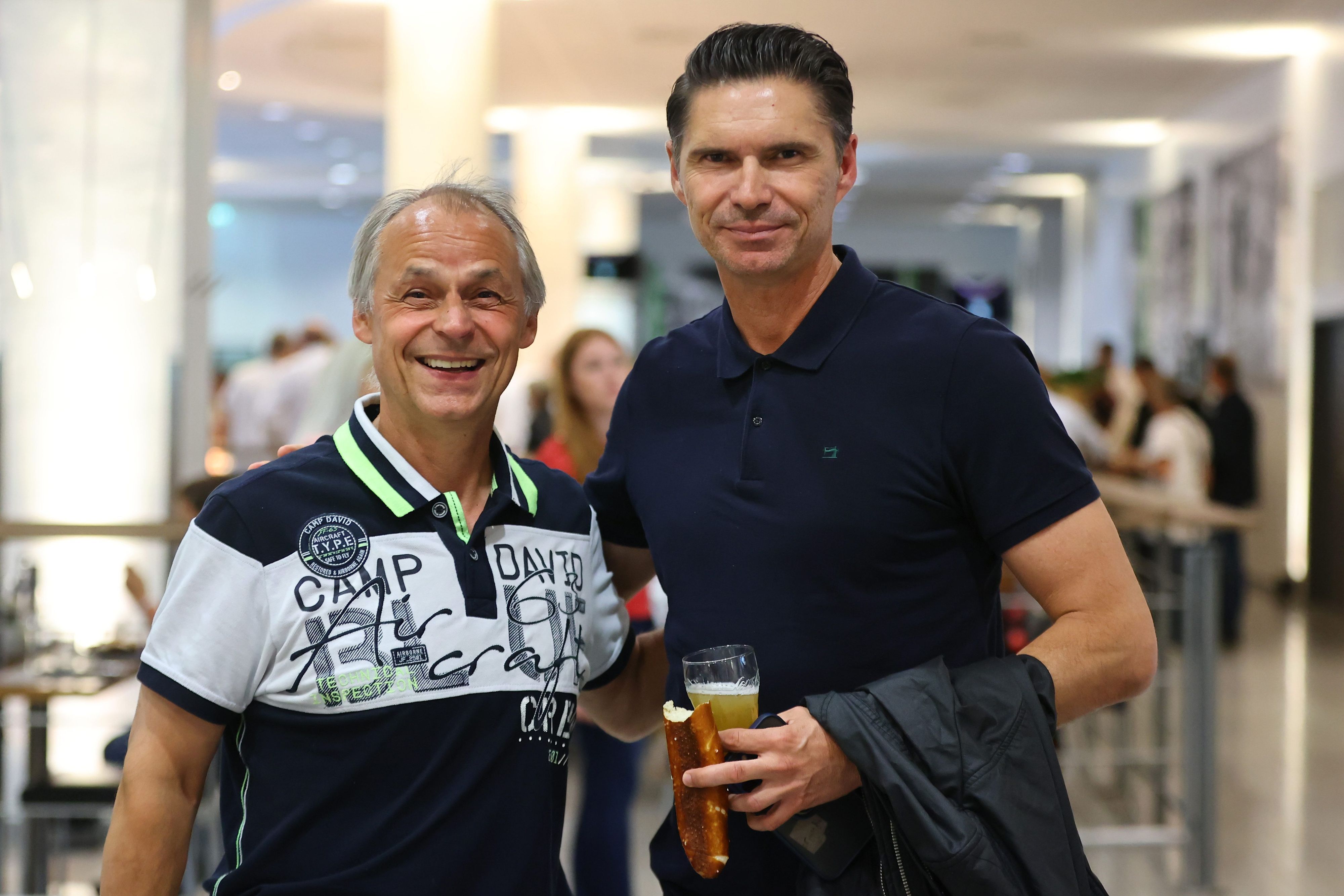 Olaf Thon (l.) und Thomas Brdaric (r.) beim Treffen der ehemaligen Nationalspieler am Dienstagabend (14. Juni 2022) im Borussia-Park.