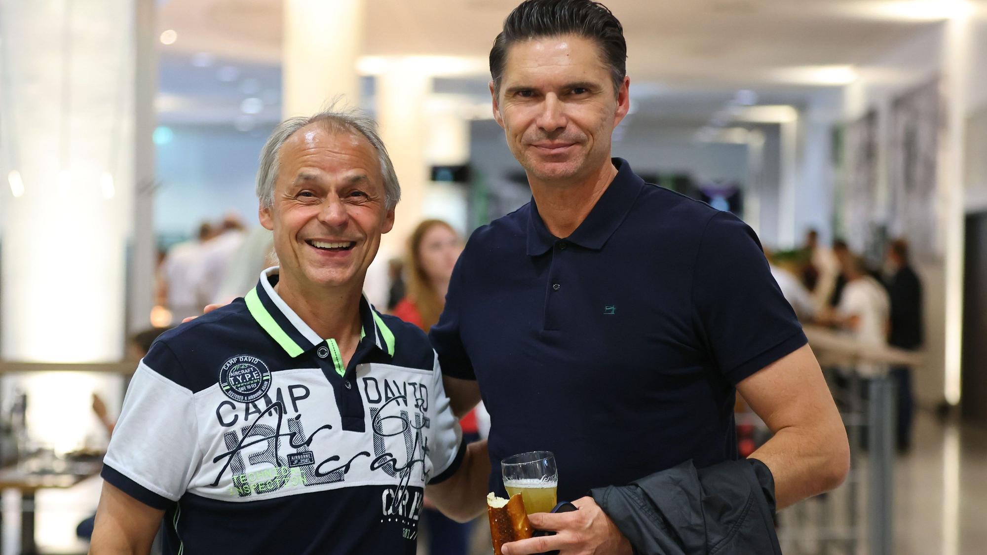 Olaf Thon (l.) und Thomas Brdaric (r.) beim Treffen der ehemaligen Nationalspieler am Dienstagabend (14. Juni 2022) im Borussia-Park.