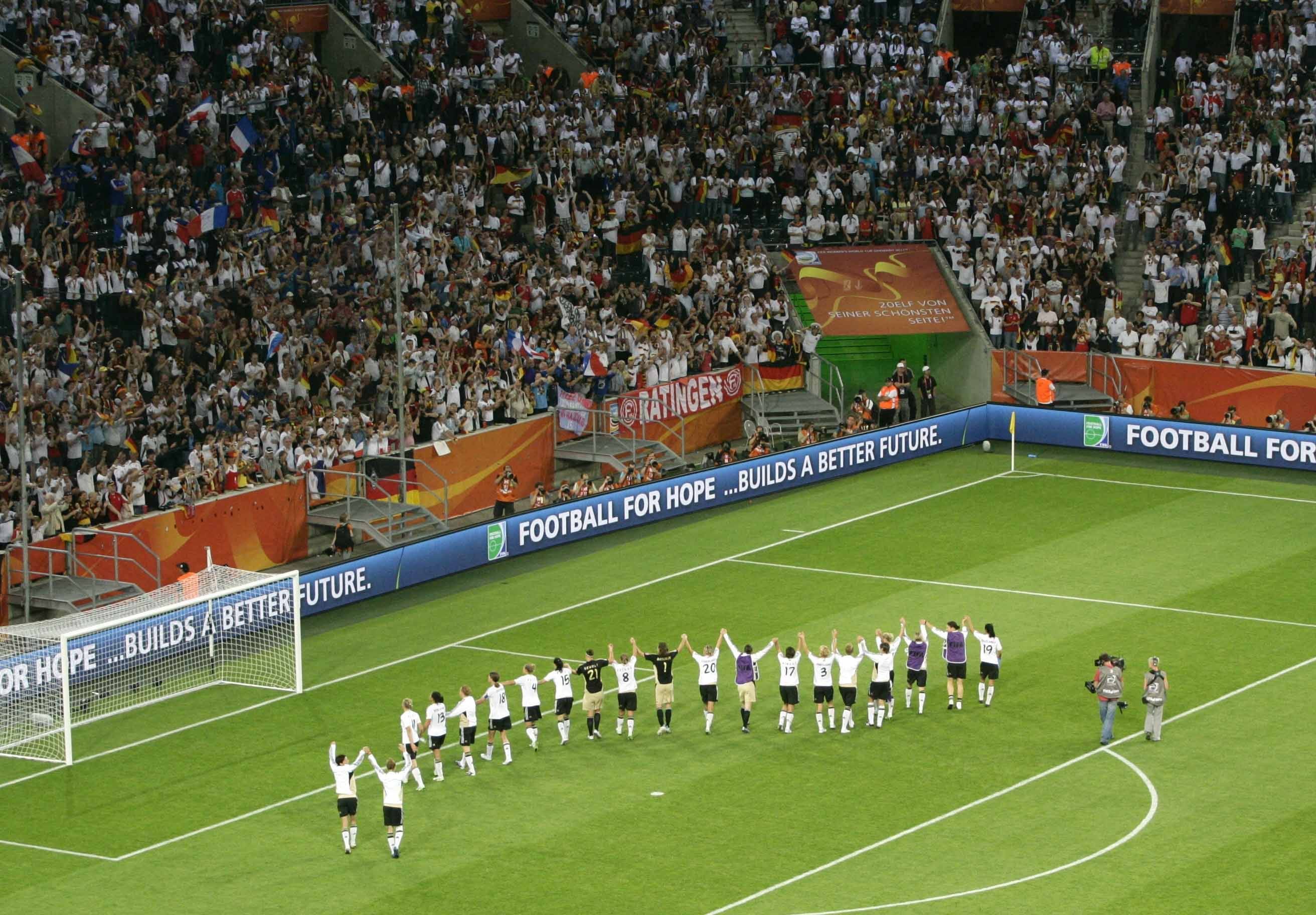 Die Spielerinnen der deutschen Fußballnationalmannschaft bedanken sich am 5. Juli 2011 während der WM, nach dem Sieg gegen Frankreich, bei den Fans im Gladbacher Borussia-Park. Die Fans klatschen anerkannend.