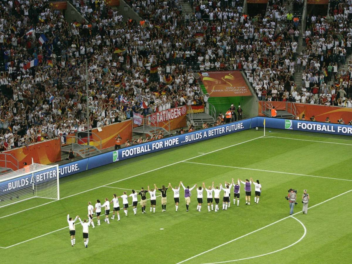 Die Spielerinnen der deutschen Fußballnationalmannschaft bedanken sich am 5. Juli 2011 während der WM, nach dem Sieg gegen Frankreich, bei den Fans im Gladbacher Borussia-Park. Die Fans klatschen anerkannend.