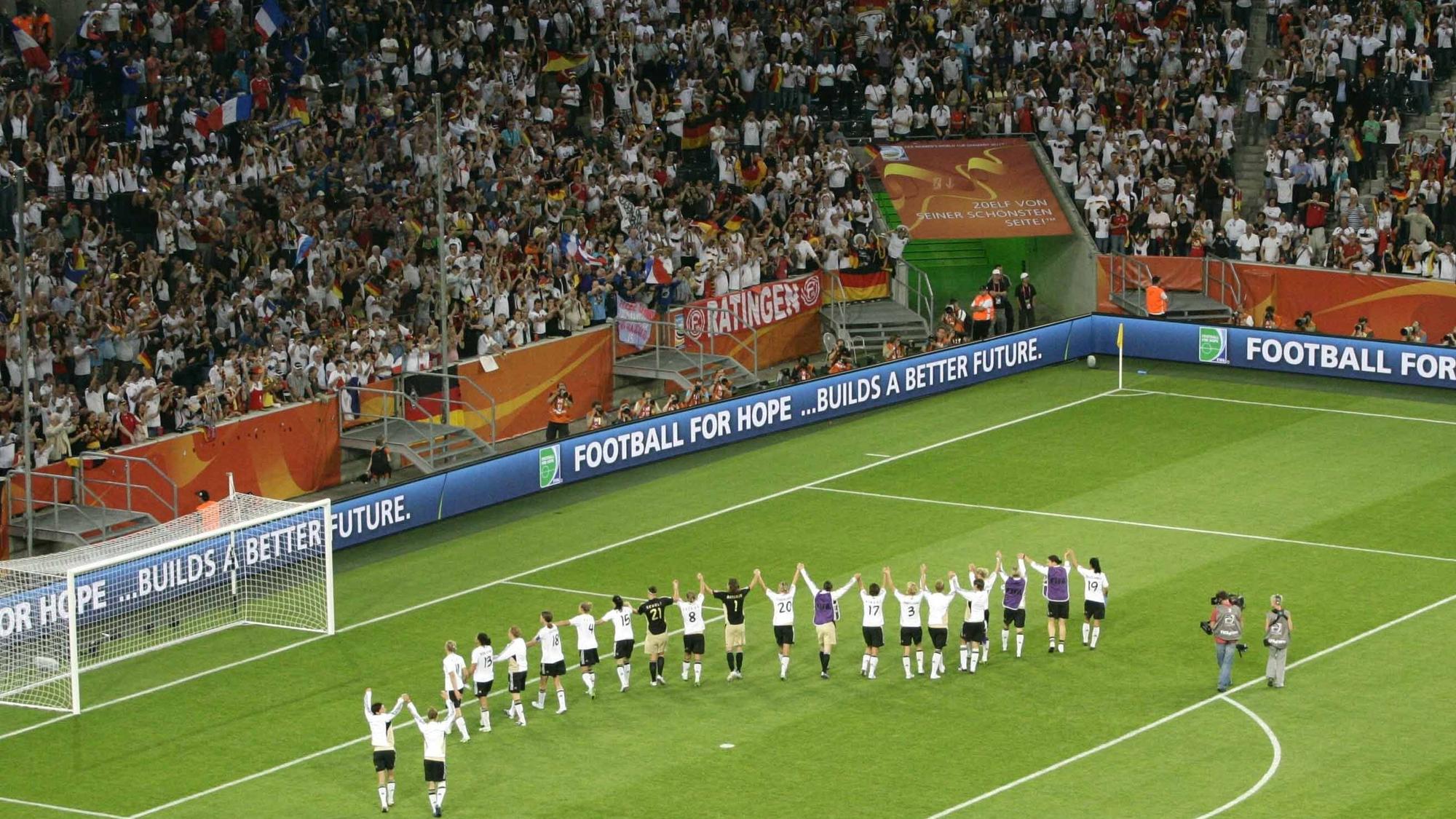 Die Spielerinnen der deutschen Fußballnationalmannschaft bedanken sich am 5. Juli 2011 während der WM, nach dem Sieg gegen Frankreich, bei den Fans im Gladbacher Borussia-Park. Die Zuschauer jubeln den Sportlerinnen begeistert zu.